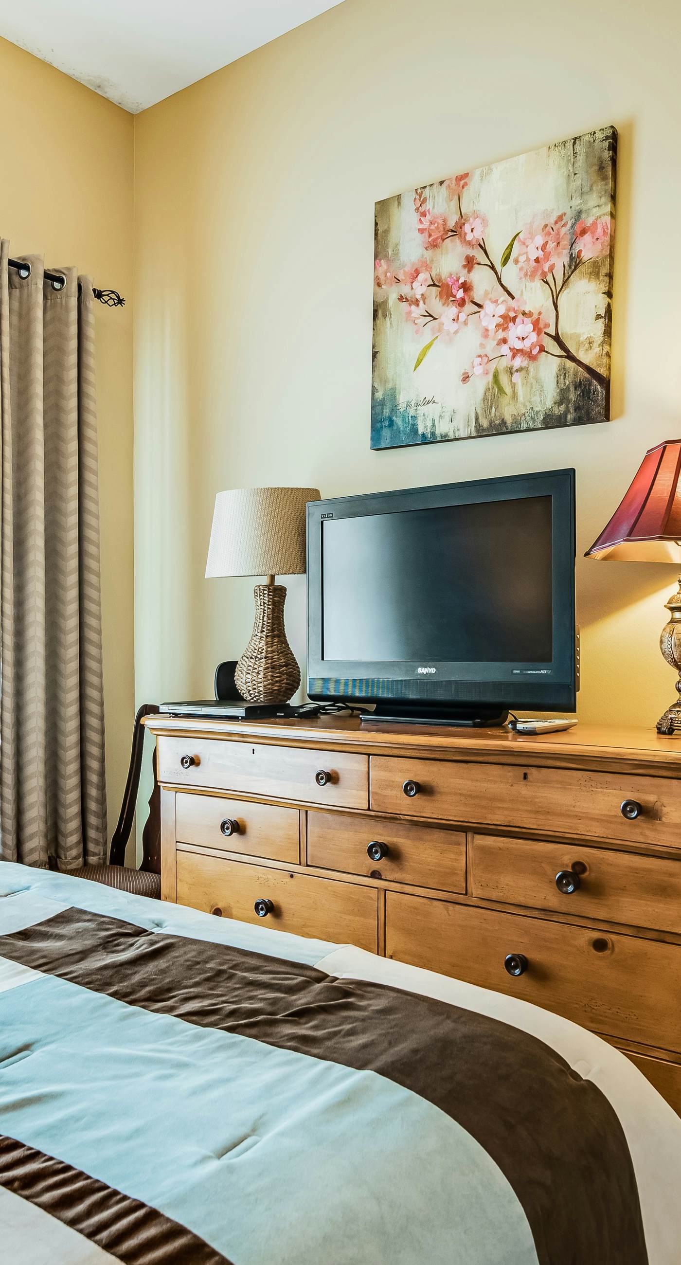 Bay-facing condo w/ majestic view & shared lagoon-style pool/hot tub