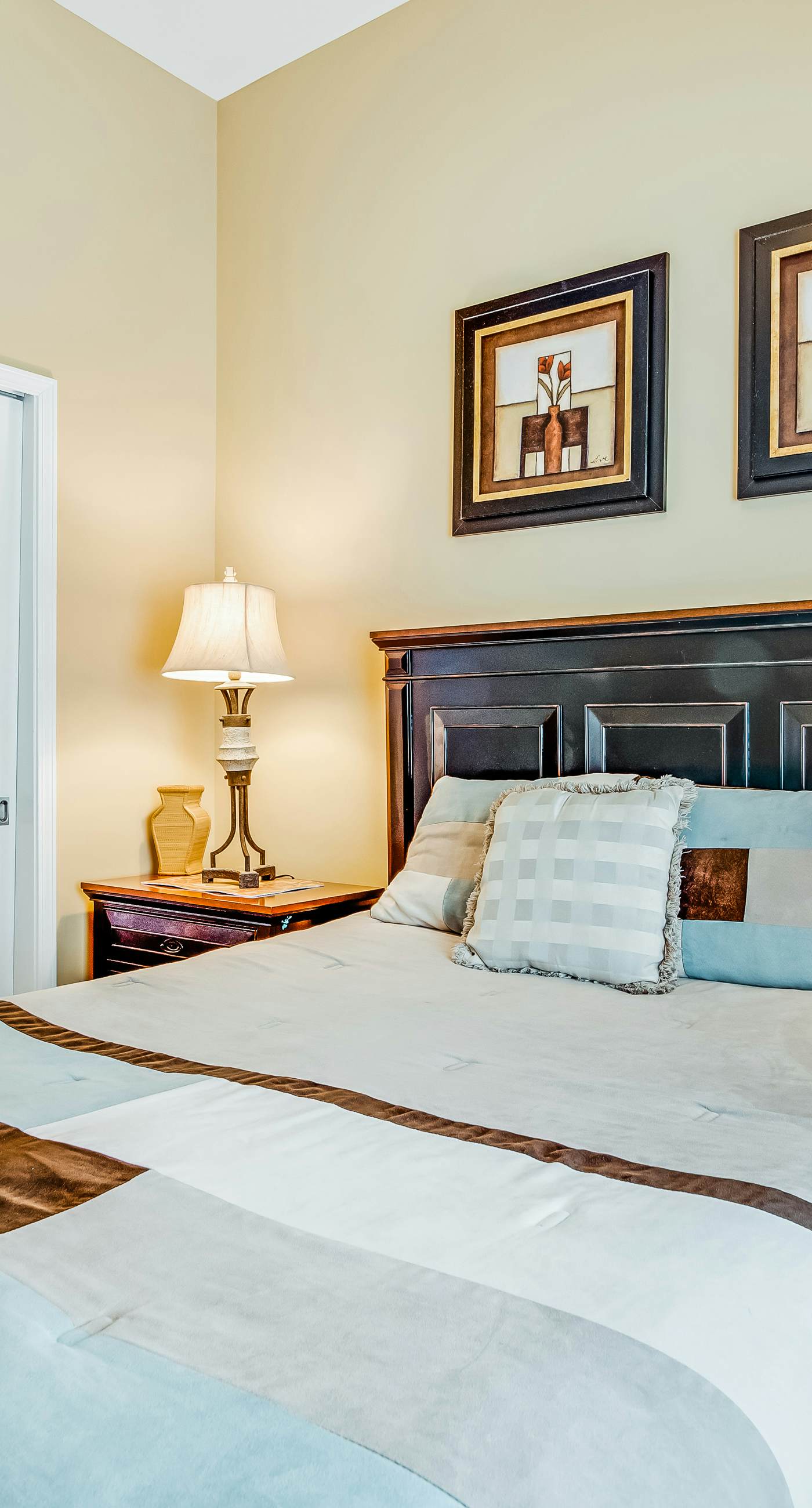 Bay-facing condo w/ majestic view & shared lagoon-style pool/hot tub