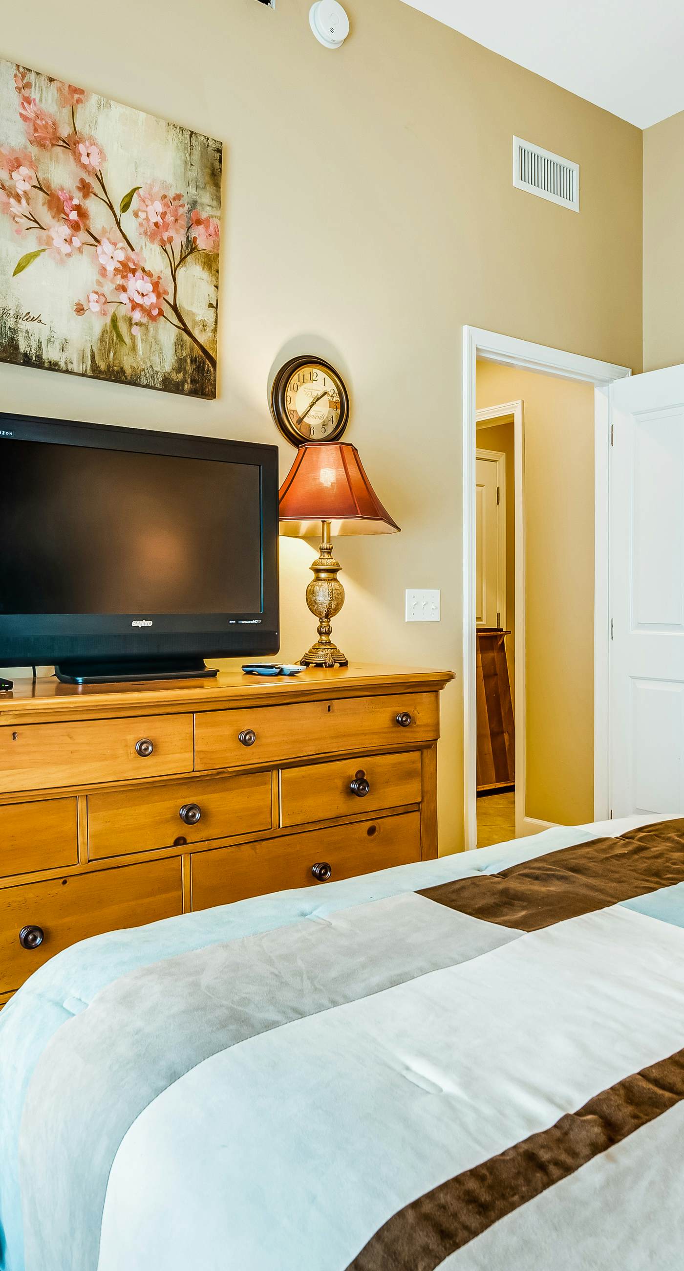 Bay-facing condo w/ majestic view & shared lagoon-style pool/hot tub