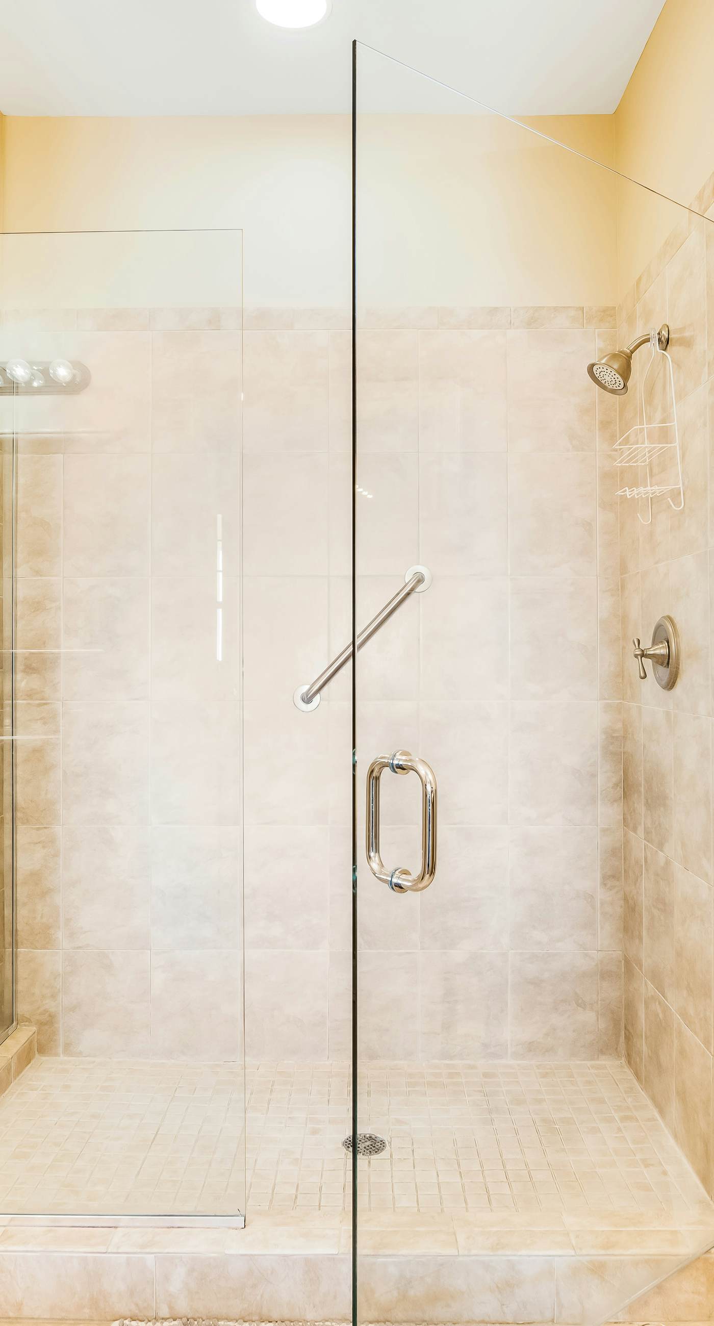 Bay-facing condo w/ majestic view & shared lagoon-style pool/hot tub