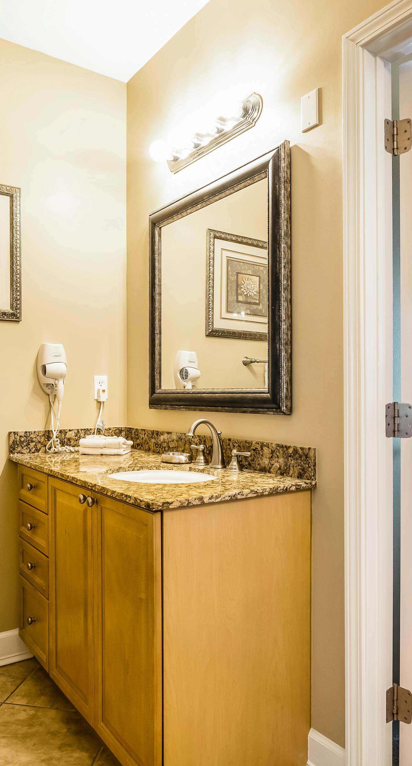 Bay-facing condo w/ majestic view & shared lagoon-style pool/hot tub