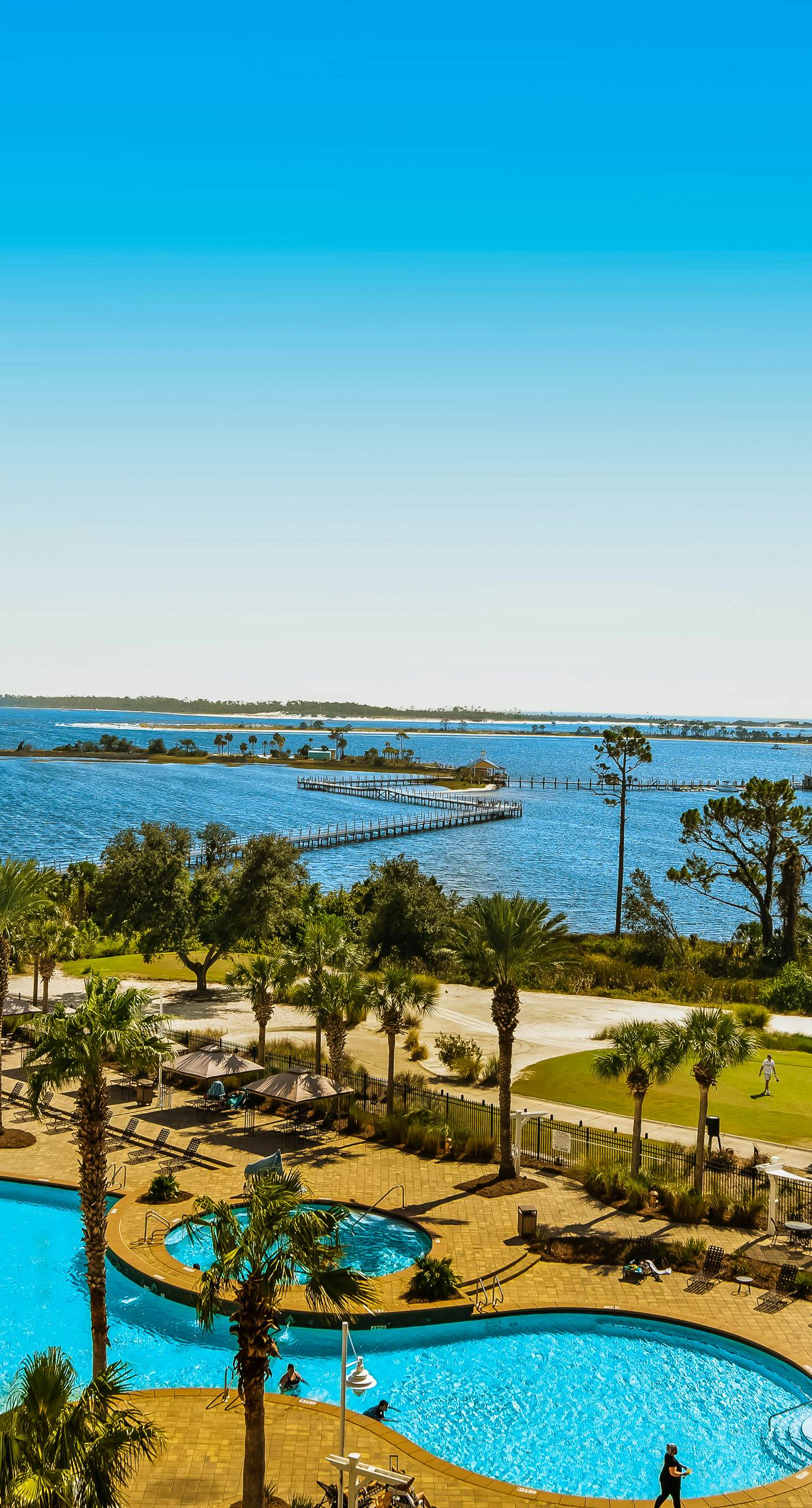 Bay-facing condo w/ majestic view & shared lagoon-style pool/hot tub