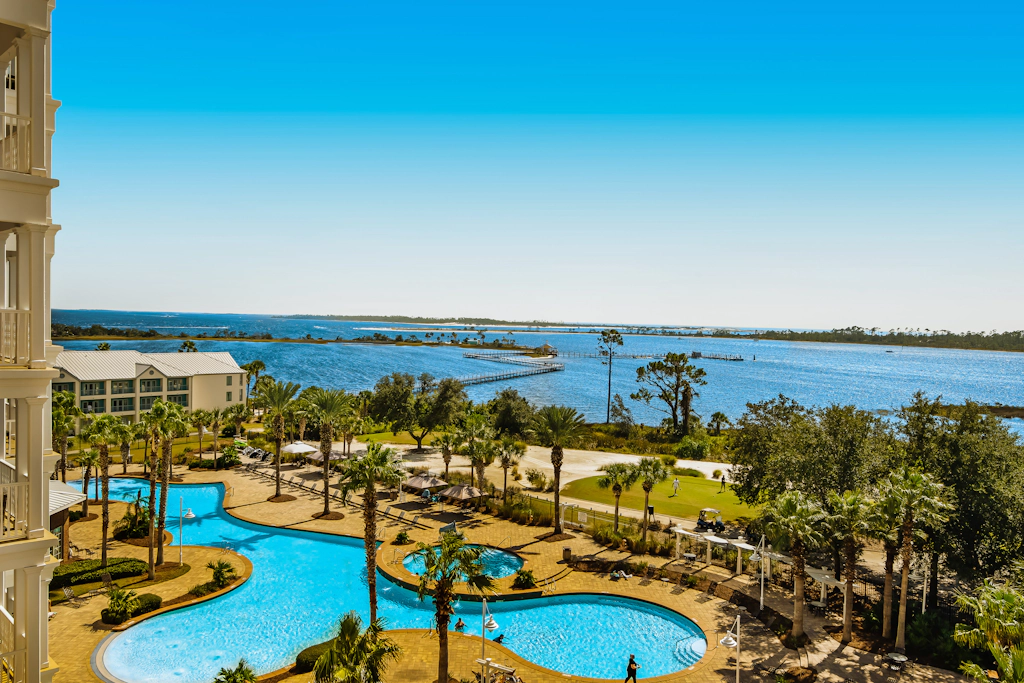 Bay-facing condo w/ majestic view & shared lagoon-style pool/hot tub