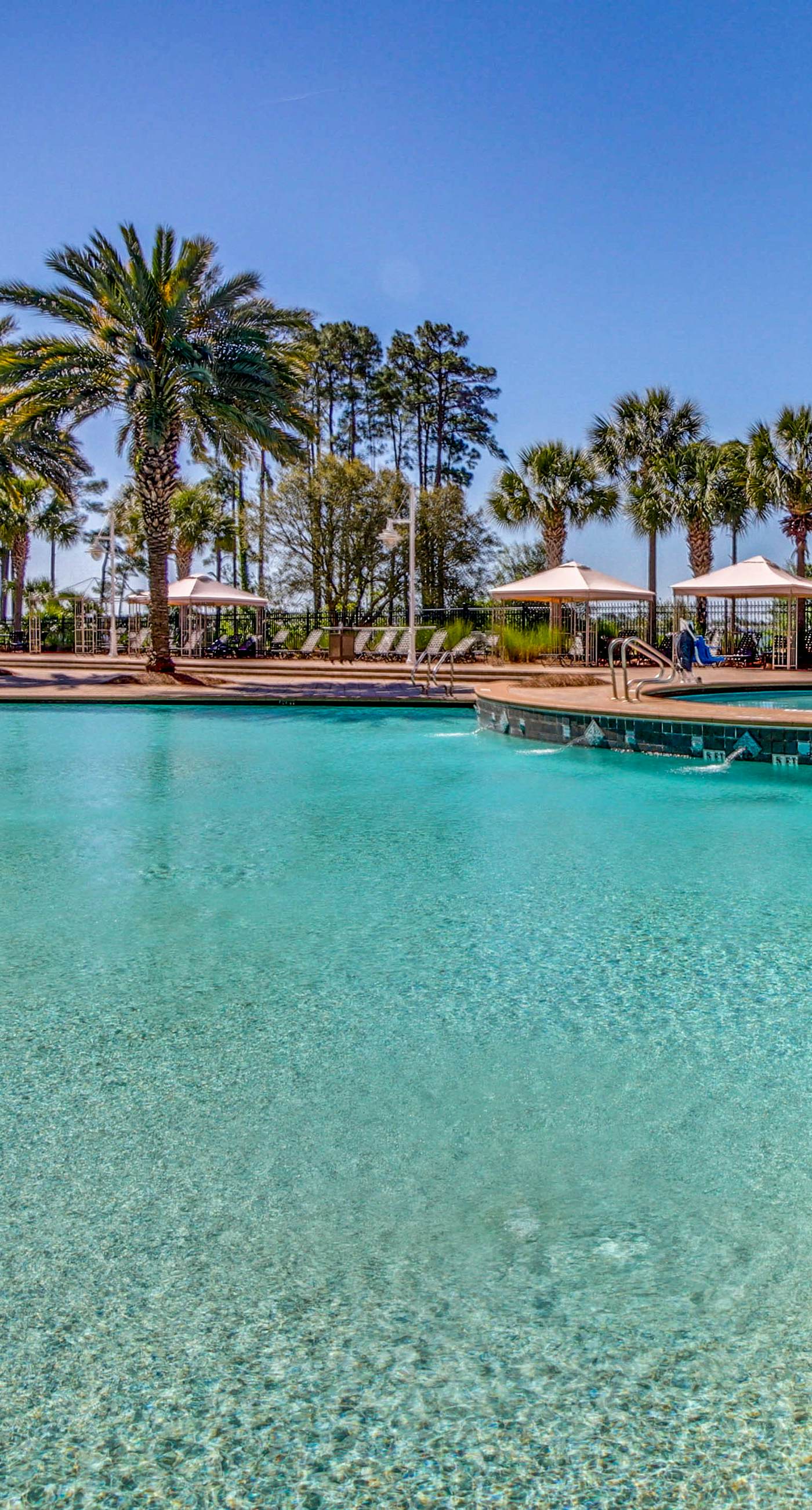 Bay-facing condo w/ majestic view & shared lagoon-style pool/hot tub