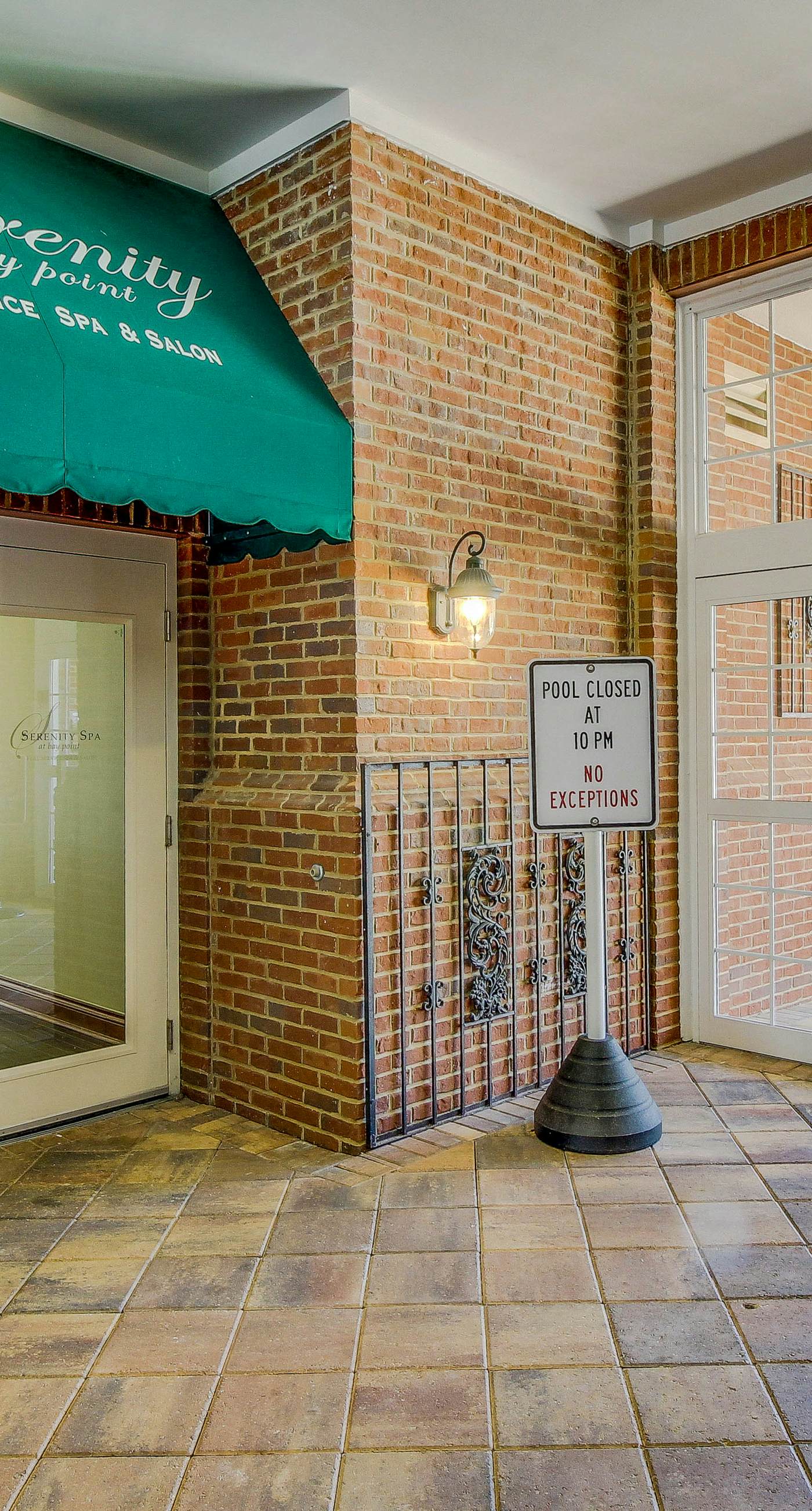 Bay-facing condo w/ majestic view & shared lagoon-style pool/hot tub