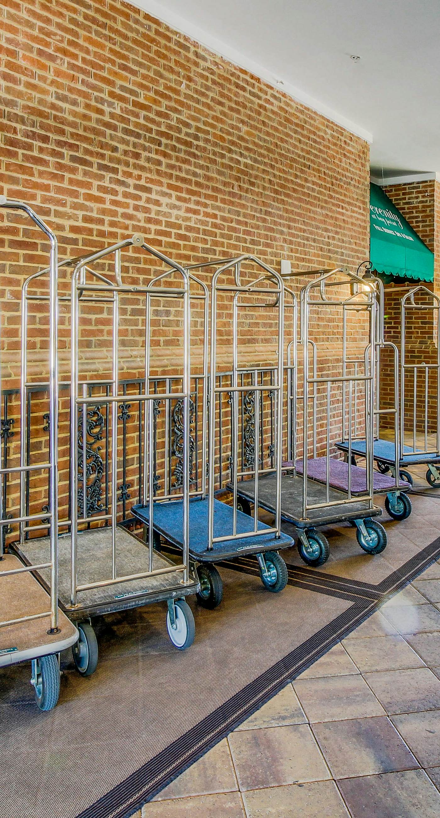 Bay-facing condo w/ majestic view & shared lagoon-style pool/hot tub