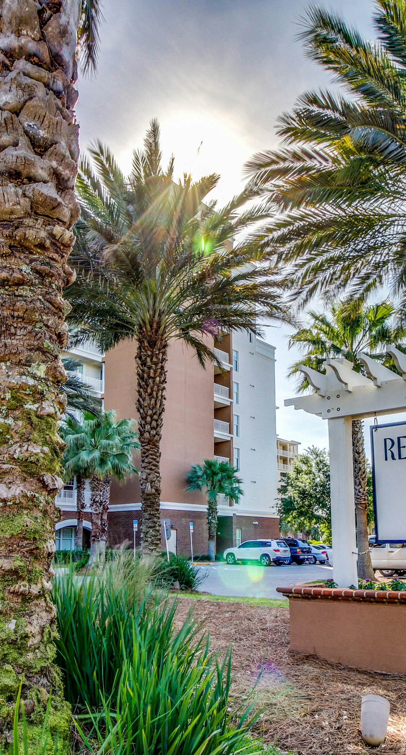 Bay-facing condo w/ majestic view & shared lagoon-style pool/hot tub