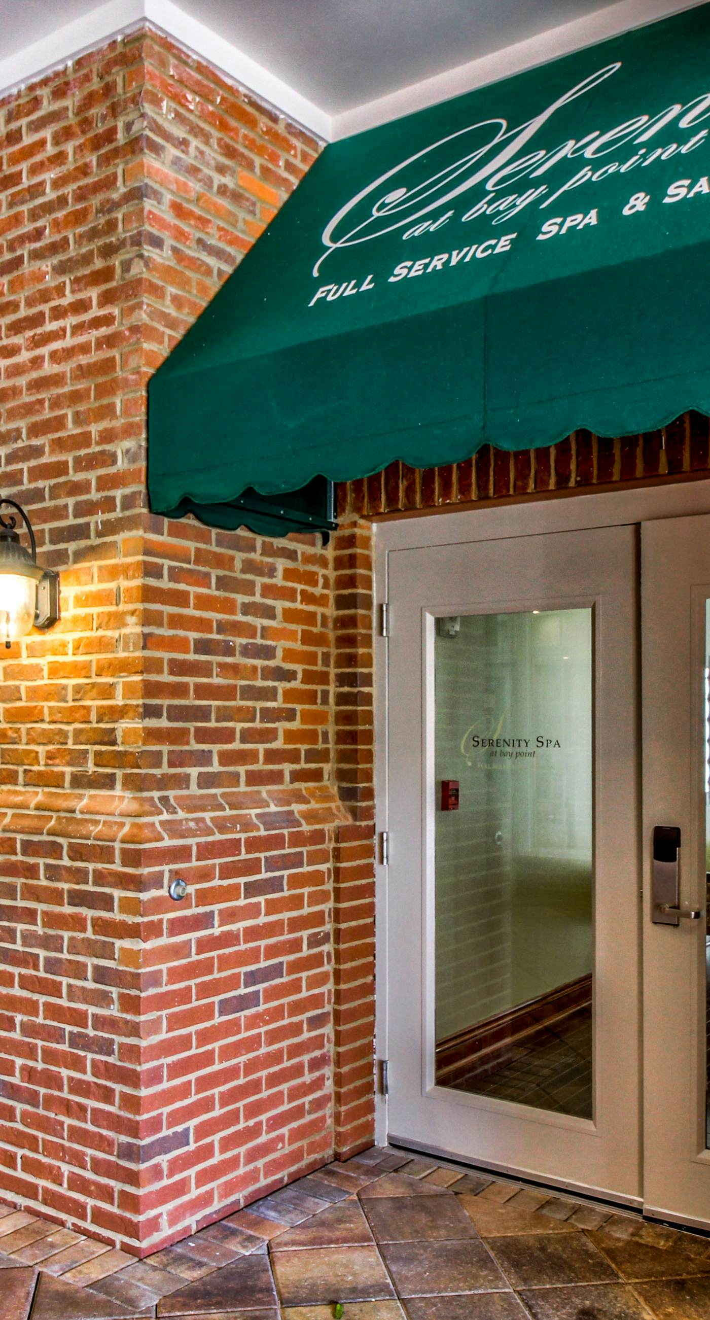 Bay-facing condo w/ majestic view & shared lagoon-style pool/hot tub