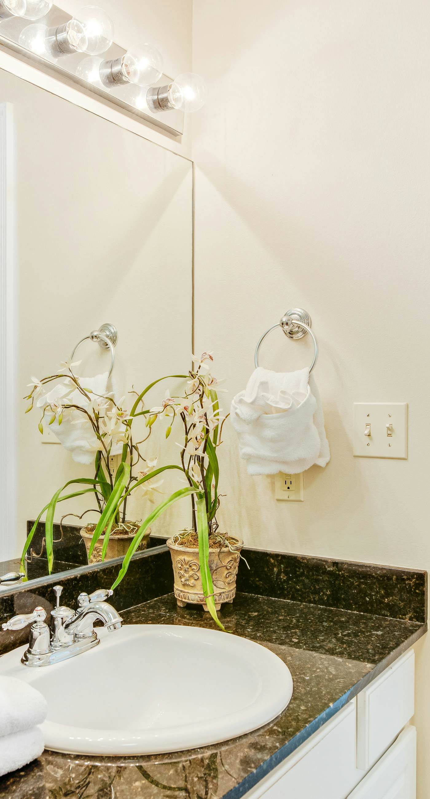 High-rise condo with pool & ocean views - walk to the beach