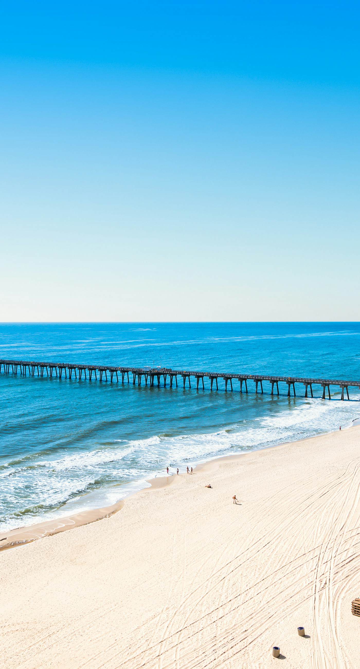 High-rise condo with pool & ocean views - walk to the beach