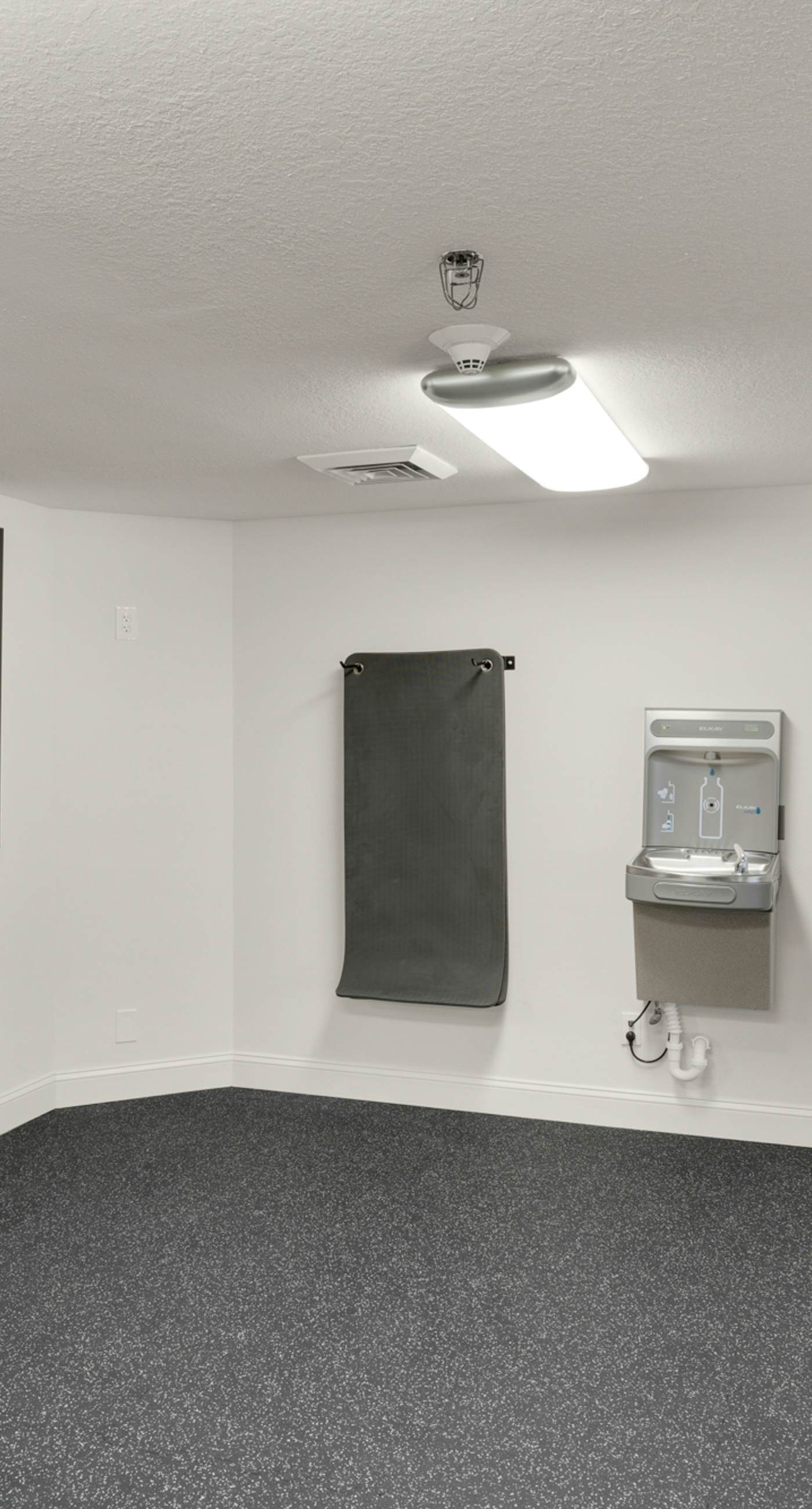 High-rise condo with pool & ocean views - walk to the beach