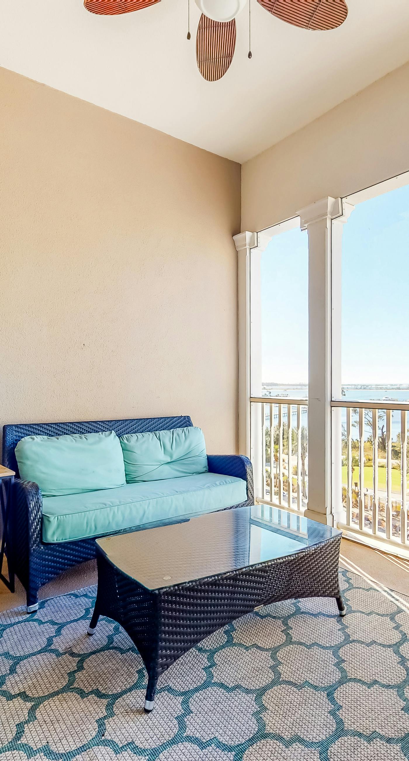 Waterfront condo with central AC and access to resort pool & hot tub