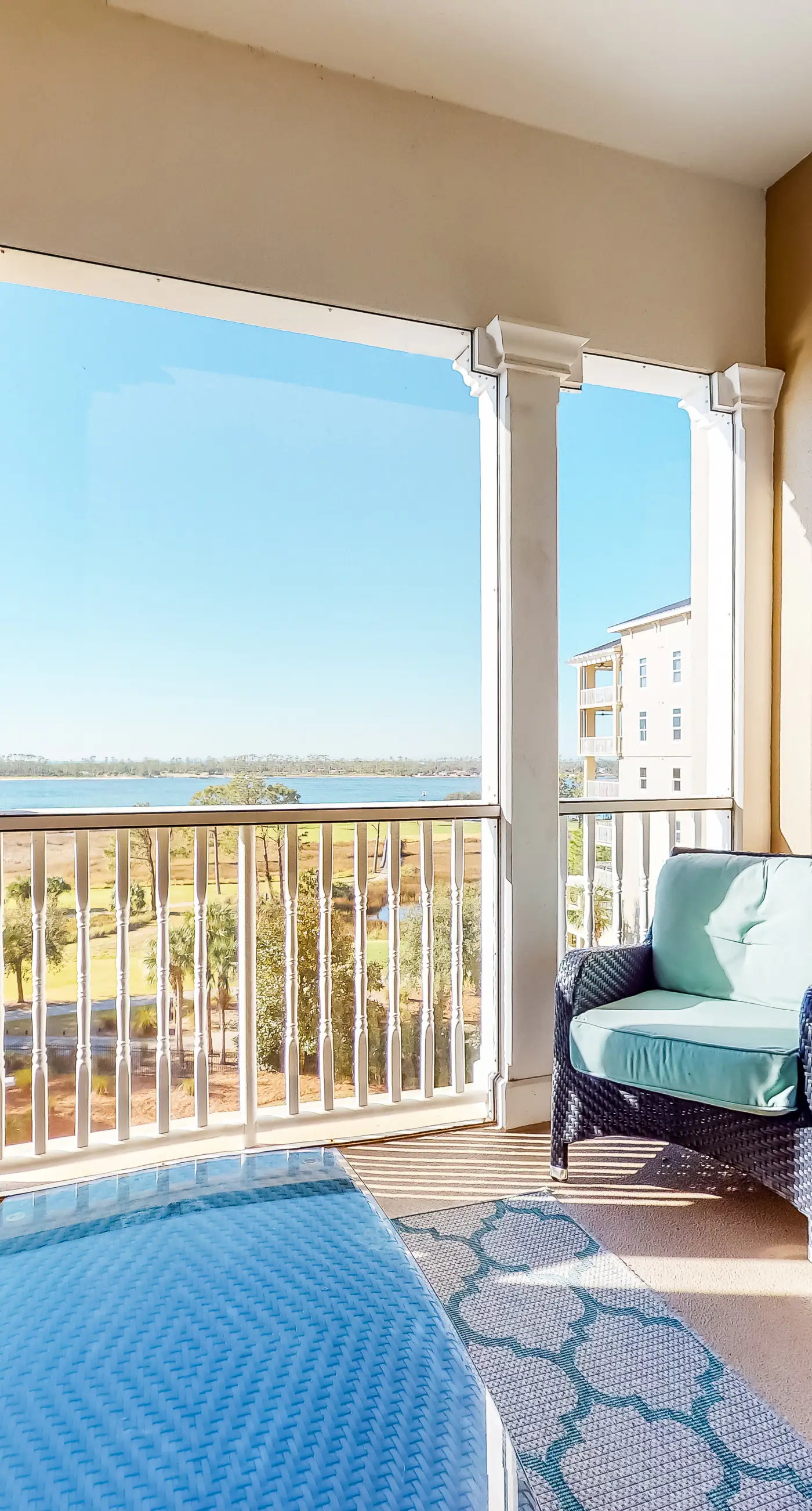 Waterfront condo with central AC and access to resort pool & hot tub