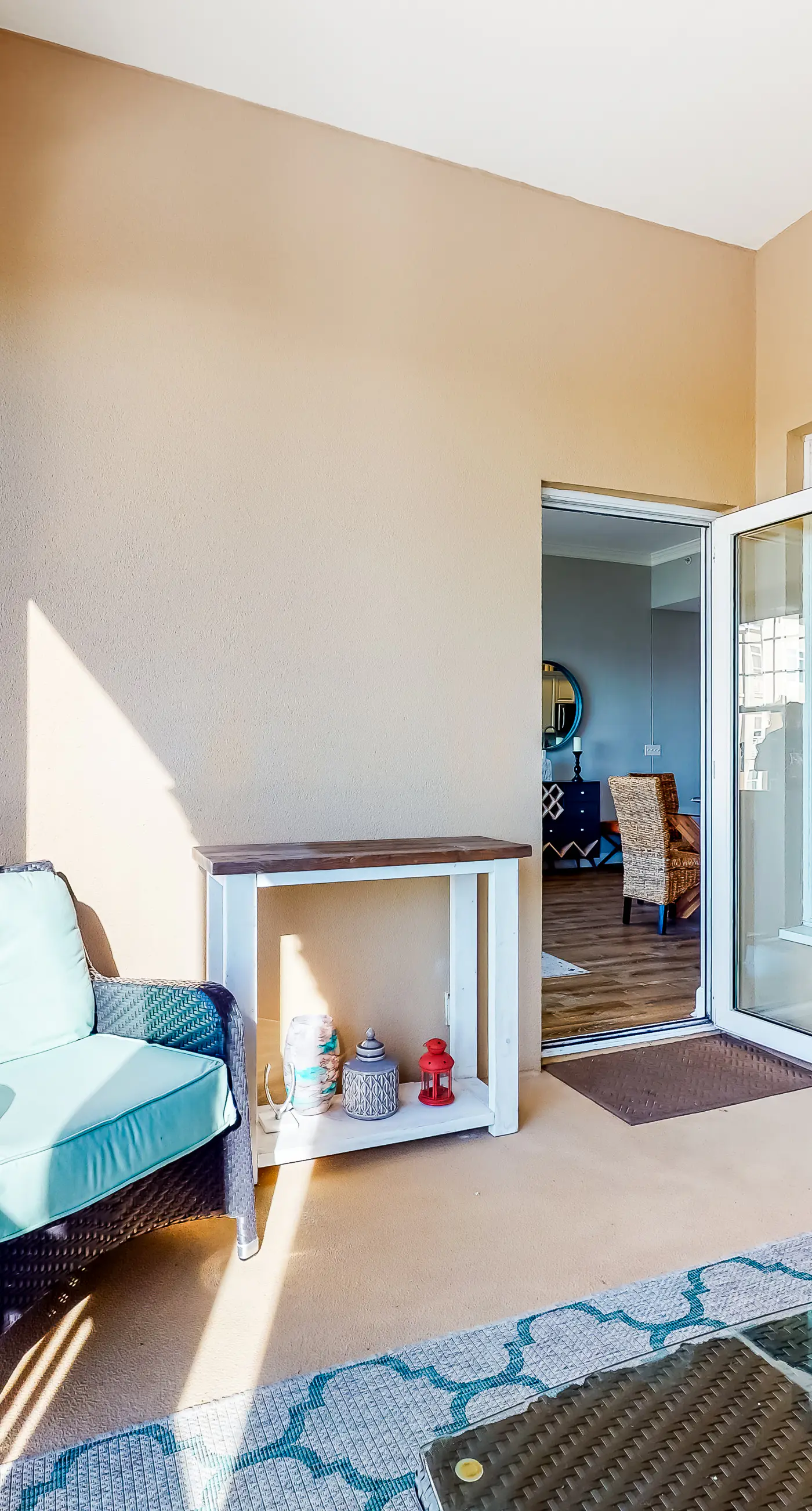 Waterfront condo with central AC and access to resort pool & hot tub
