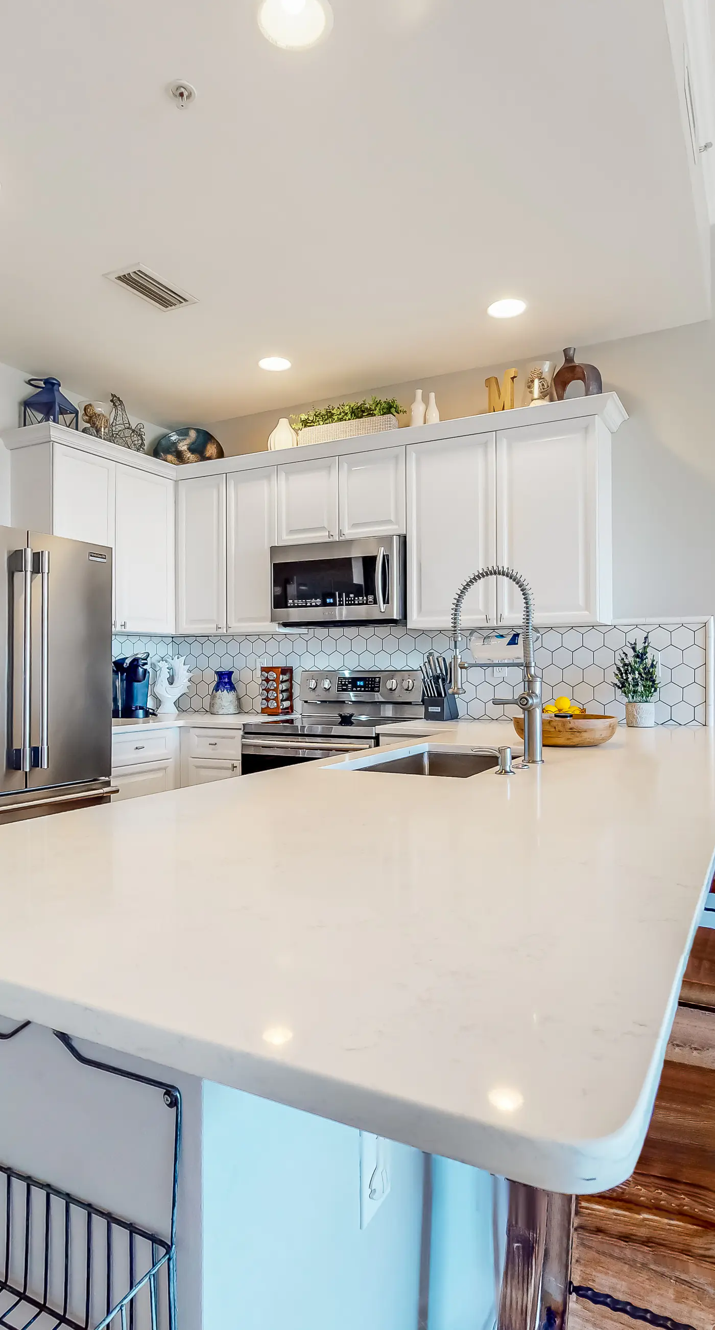 Waterfront condo with central AC and access to resort pool & hot tub