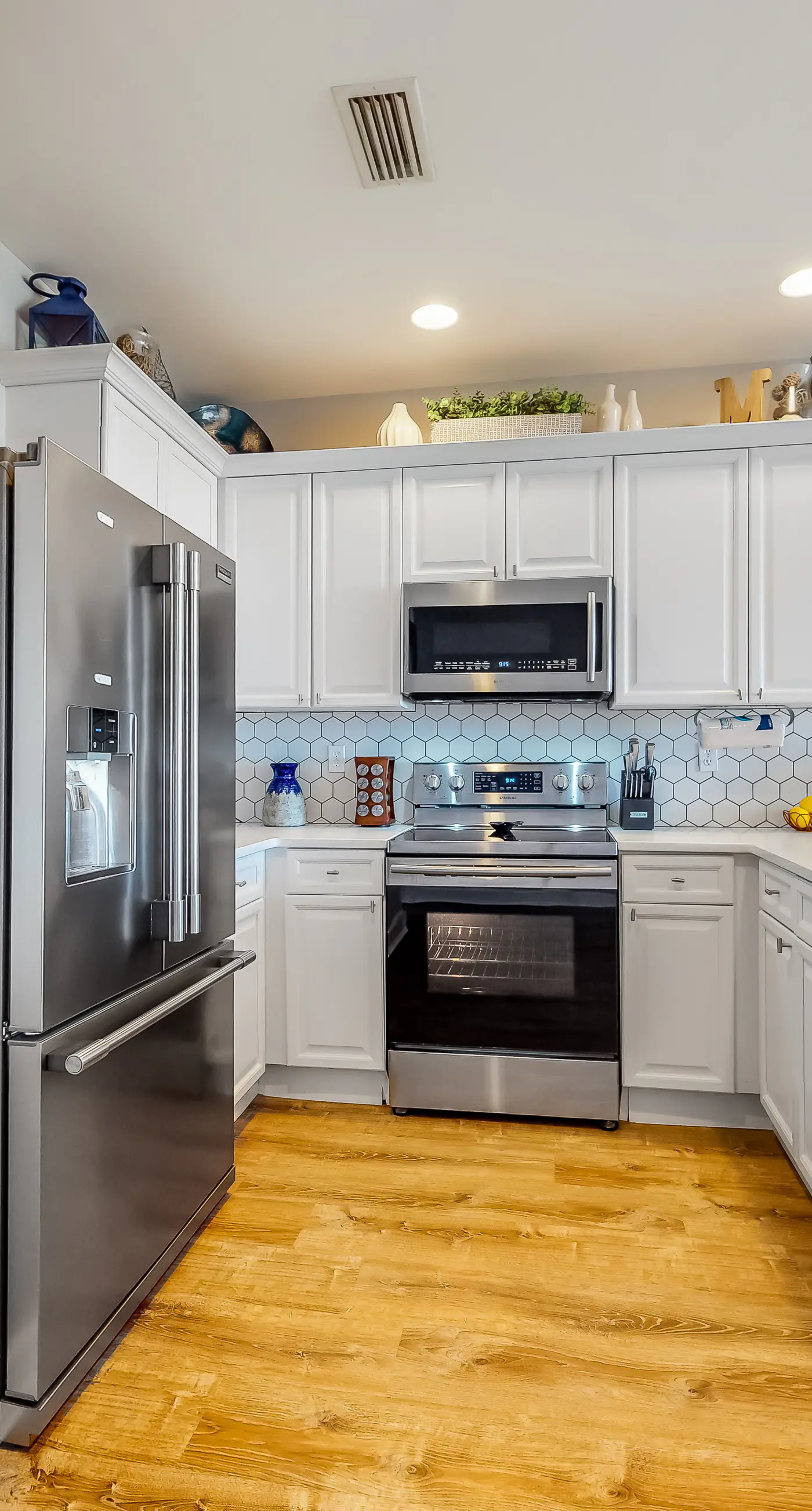 Waterfront condo with central AC and access to resort pool & hot tub