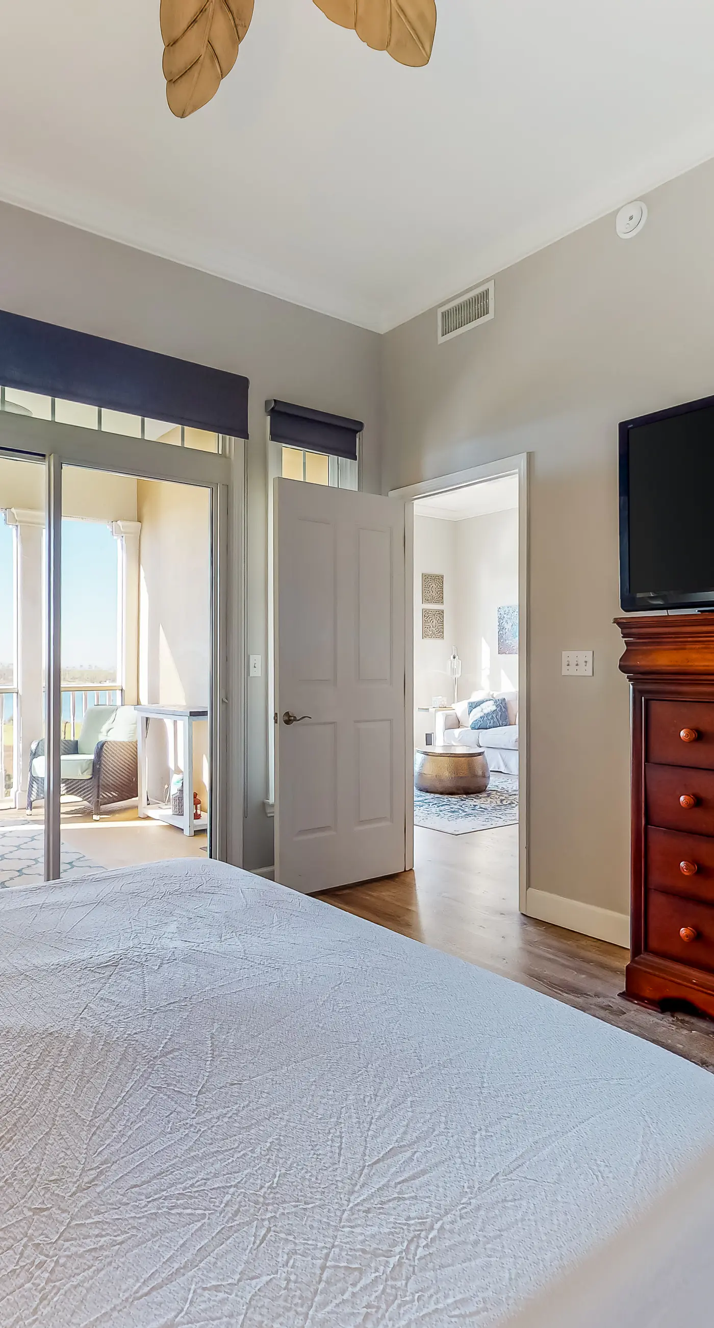 Waterfront condo with central AC and access to resort pool & hot tub
