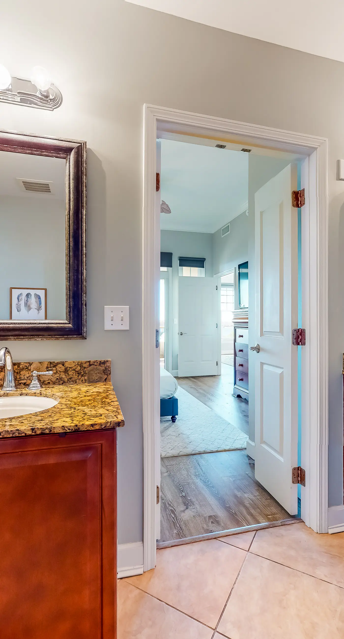 Waterfront condo with central AC and access to resort pool & hot tub