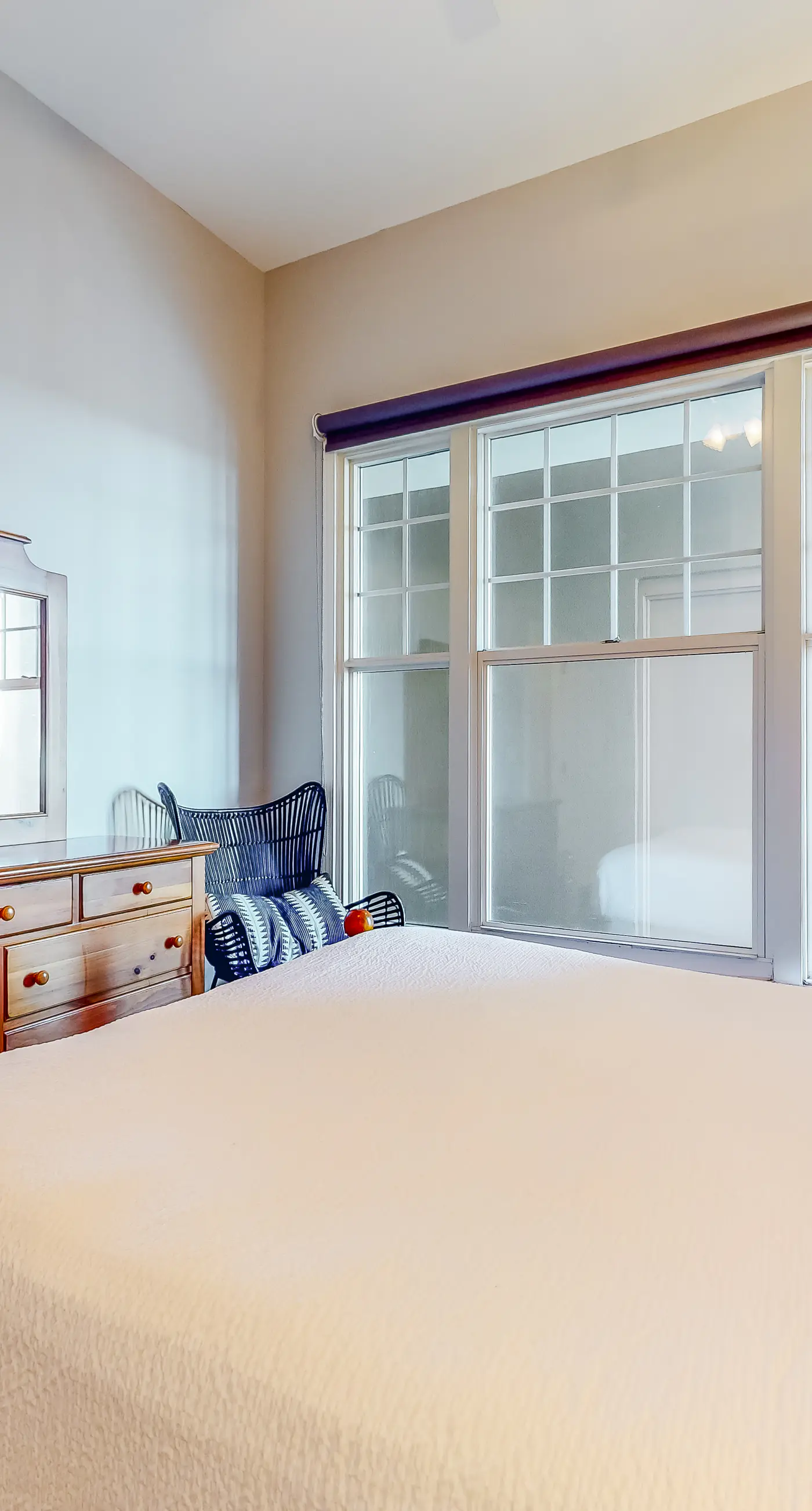 Waterfront condo with central AC and access to resort pool & hot tub