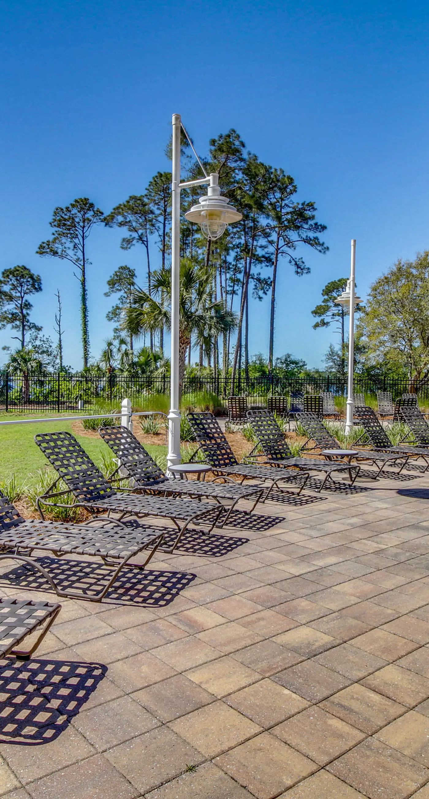 Waterfront condo with central AC and access to resort pool & hot tub