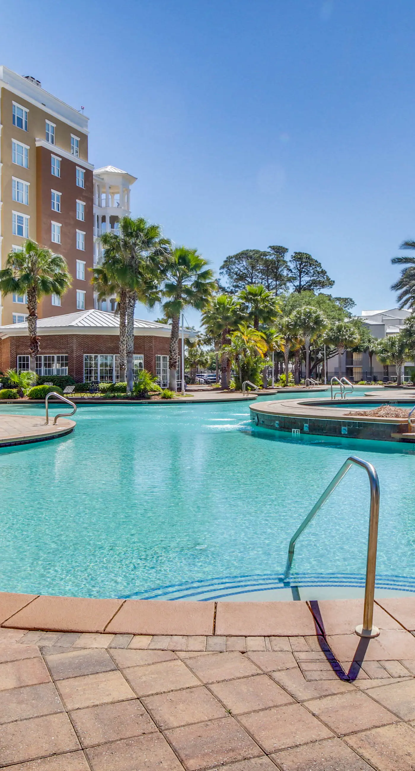 Waterfront condo with central AC and access to resort pool & hot tub