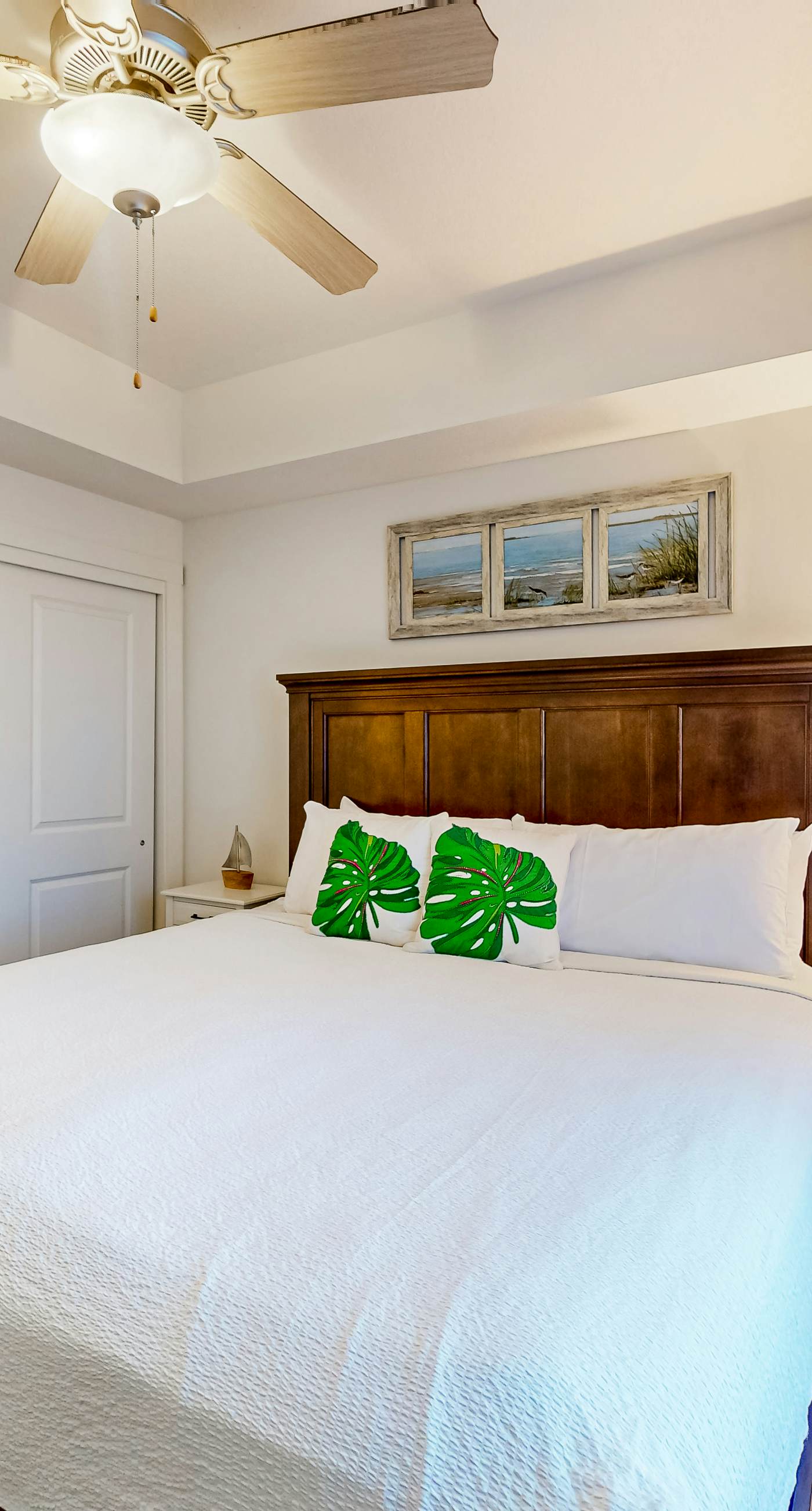 Ocean-view 10th-floor condo with balcony, heated outdoor pool, hot tub, gym, W&D