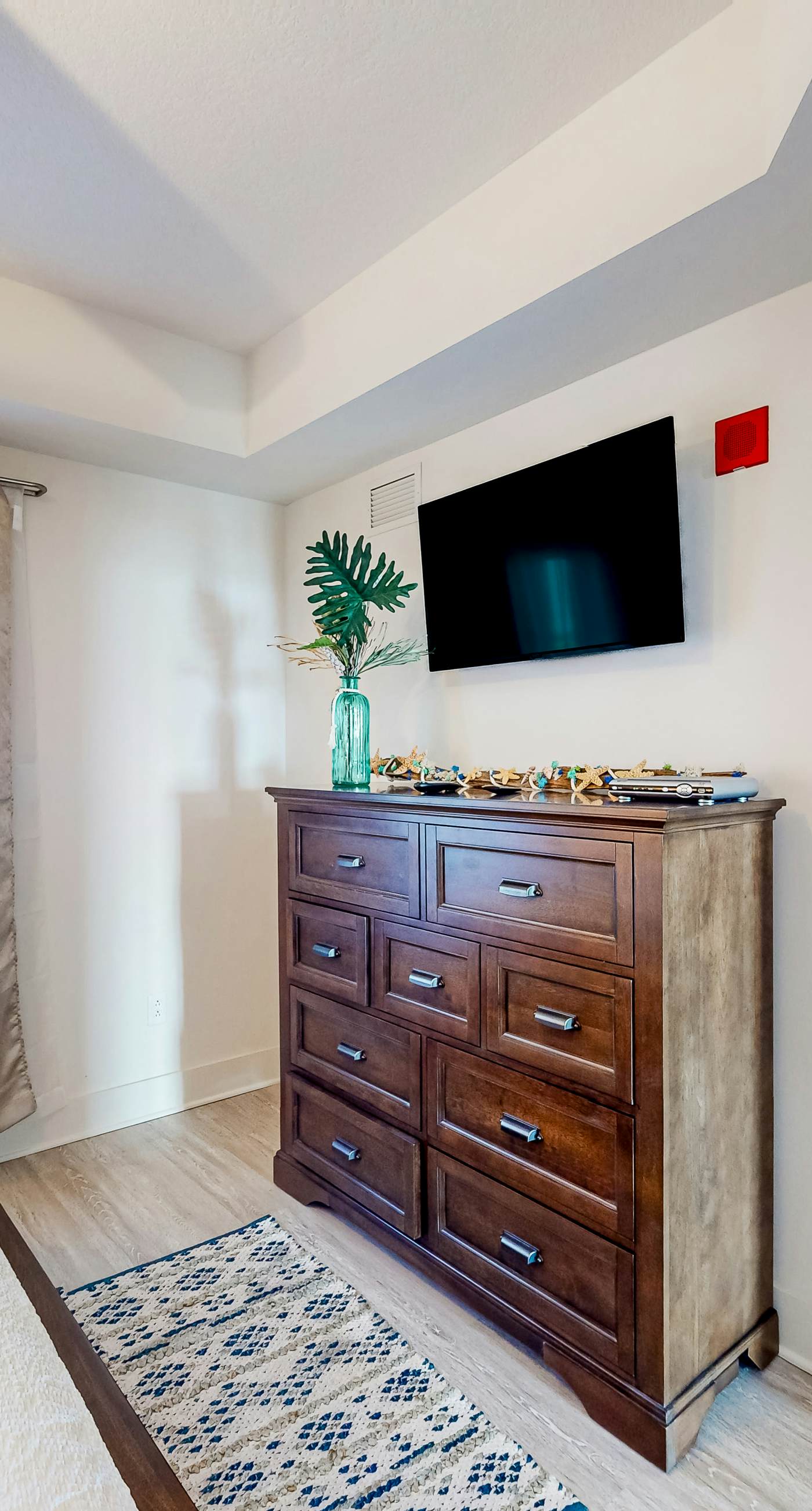 Ocean-view 10th-floor condo with balcony, heated outdoor pool, hot tub, gym, W&D