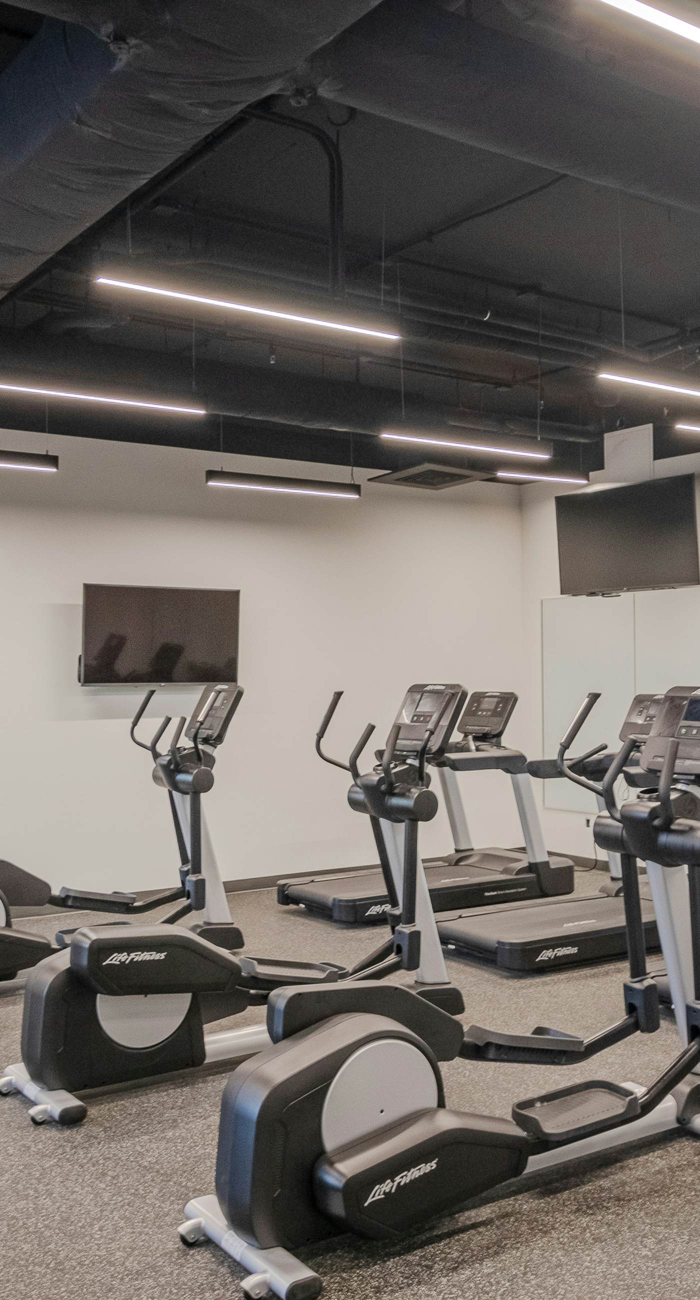 Ocean-view 10th-floor condo with balcony, heated outdoor pool, hot tub, gym, W&D