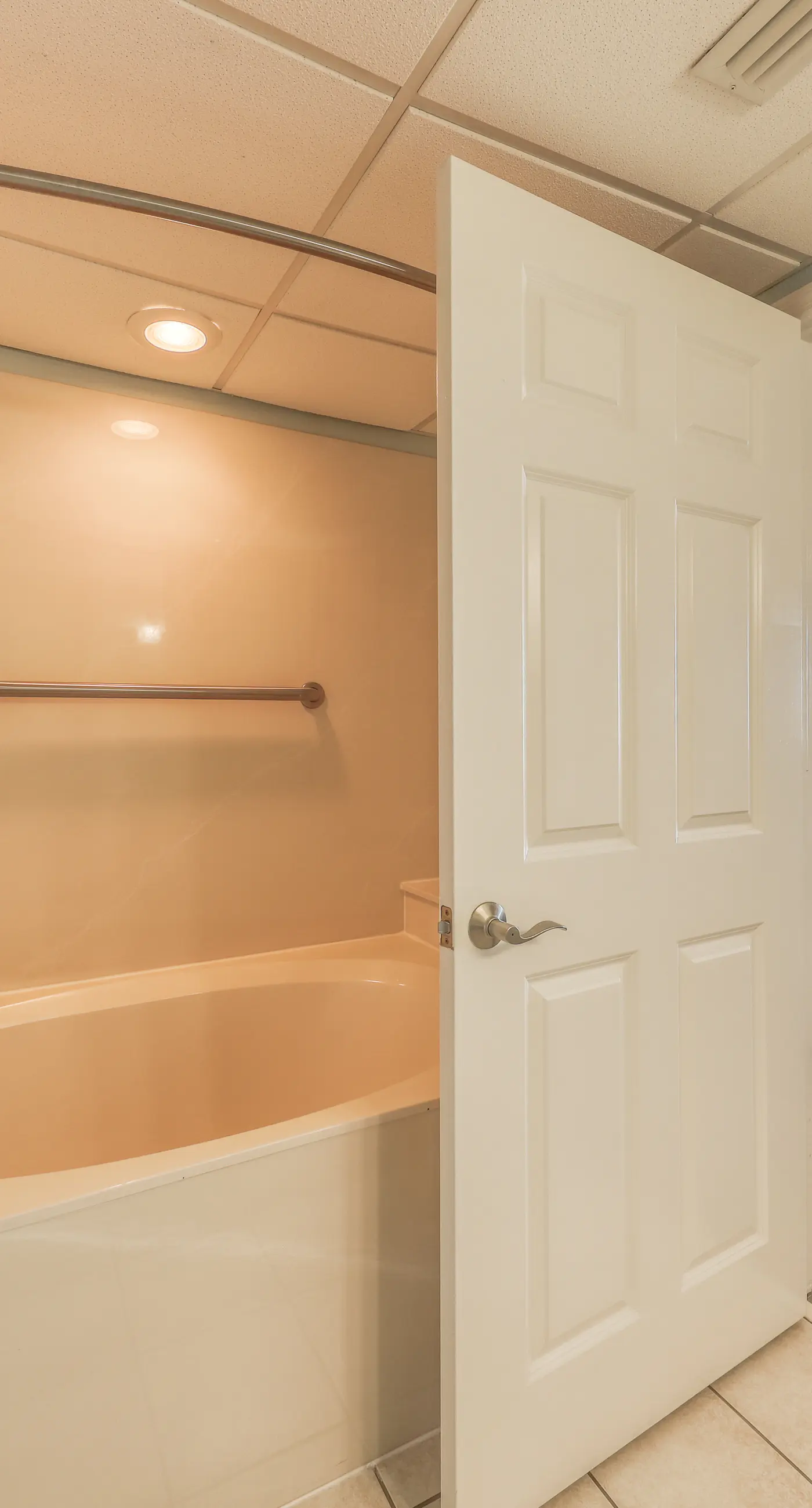 Light-filled beachfront condo with shared pool, hot tub & beach access