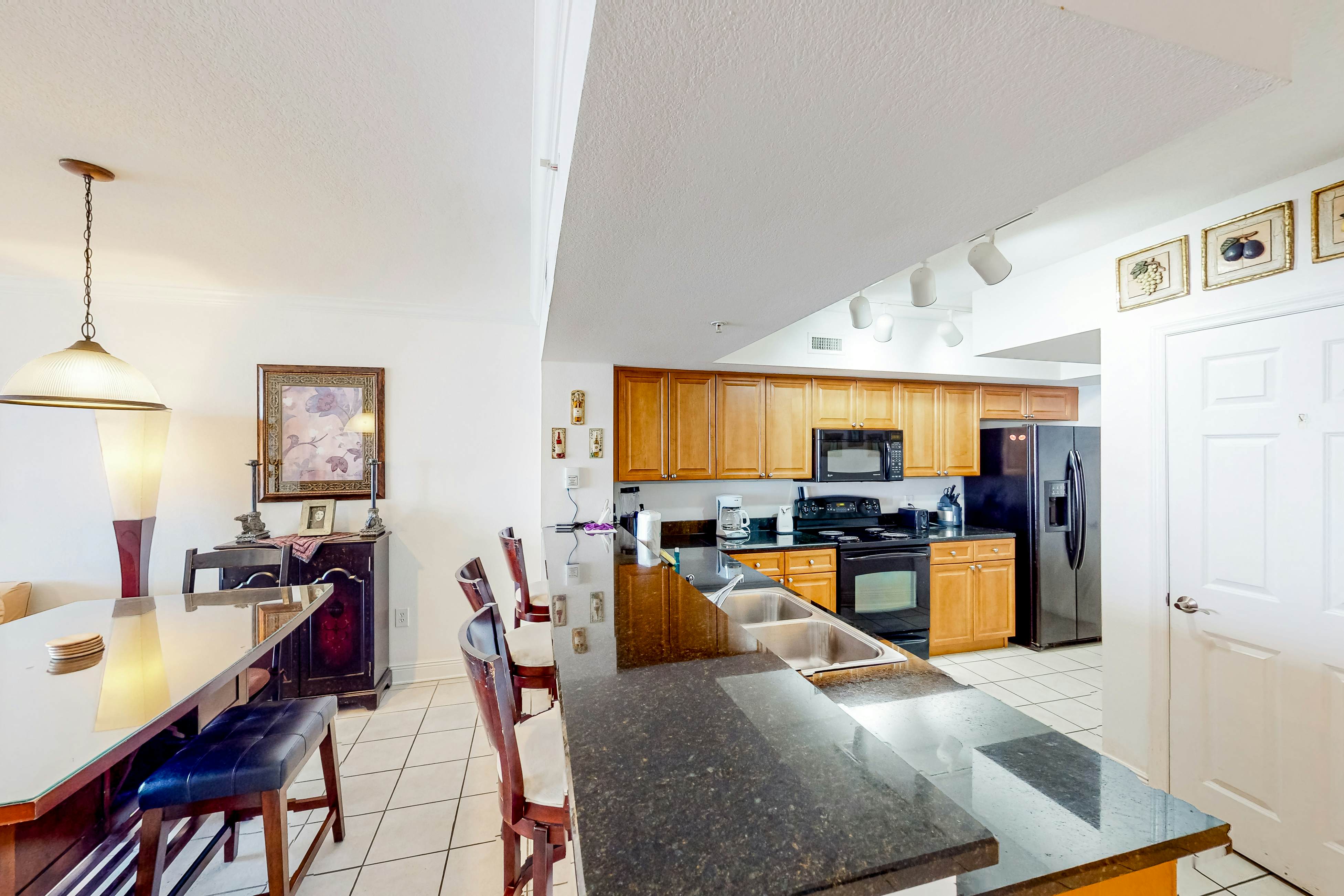 Beachfront condo with Gulf views, private balcony, pools, hot tub & beach access