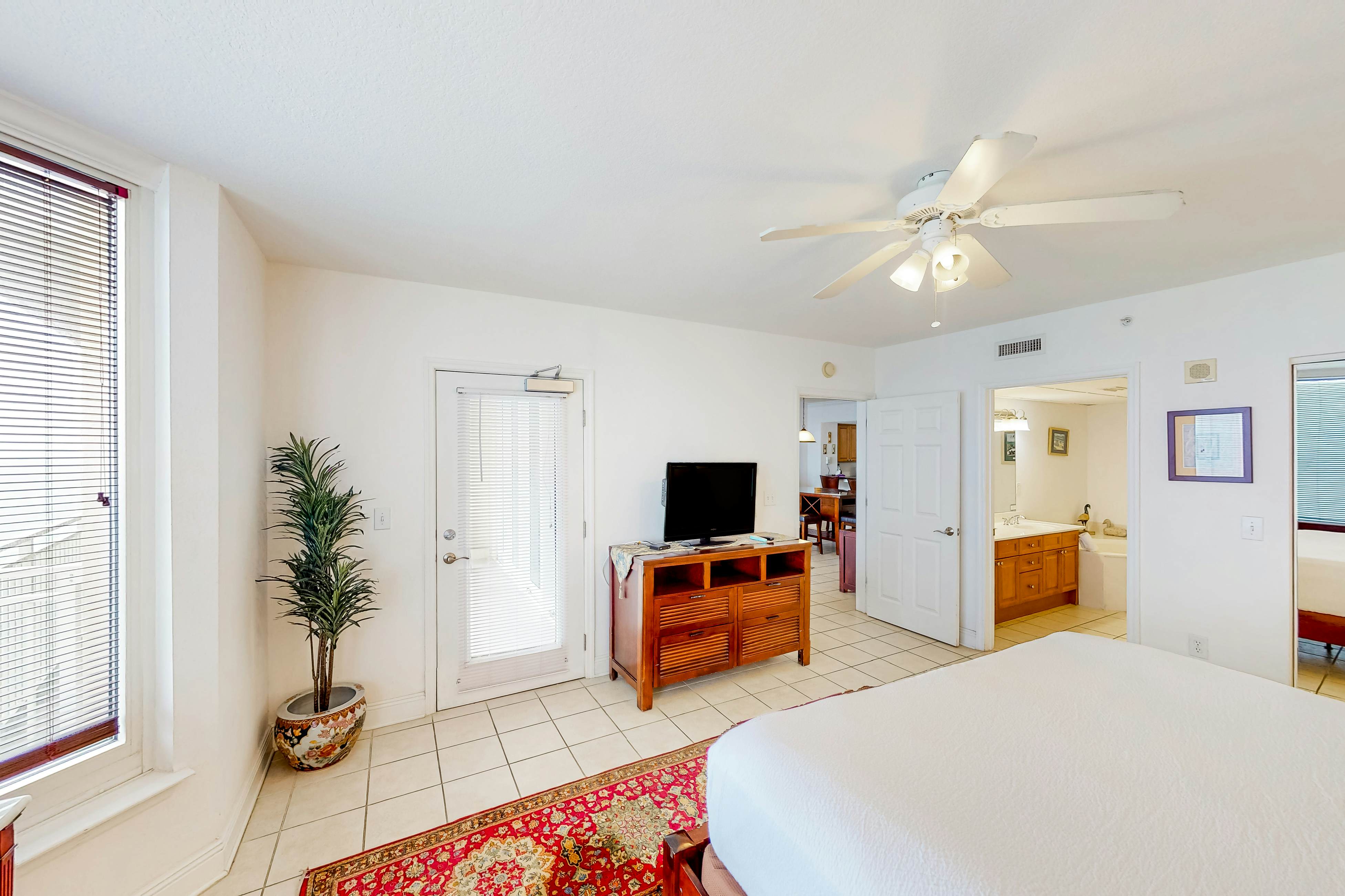 Beachfront condo with Gulf views, private balcony, pools, hot tub & beach access