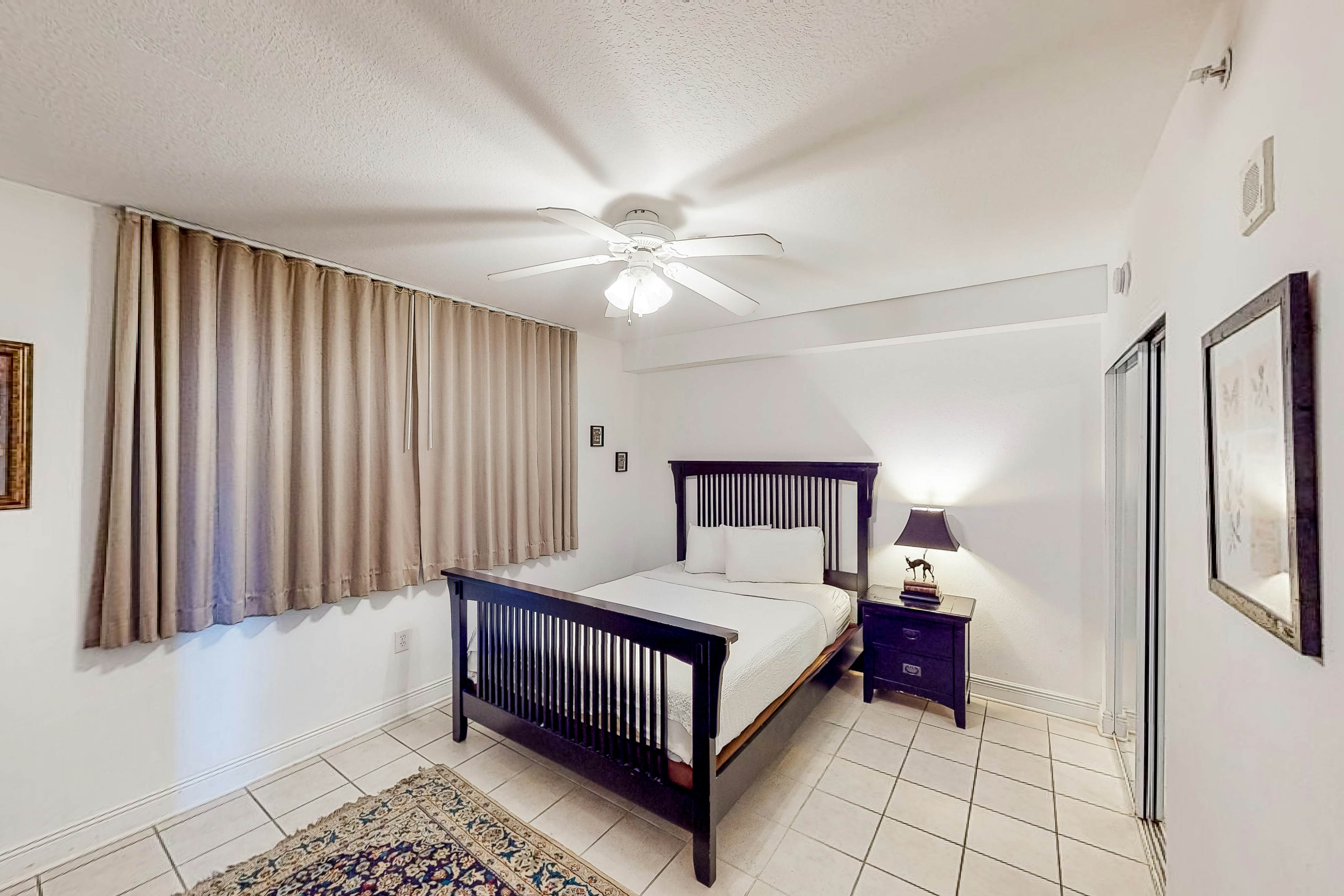 Beachfront condo with Gulf views, private balcony, pools, hot tub & beach access