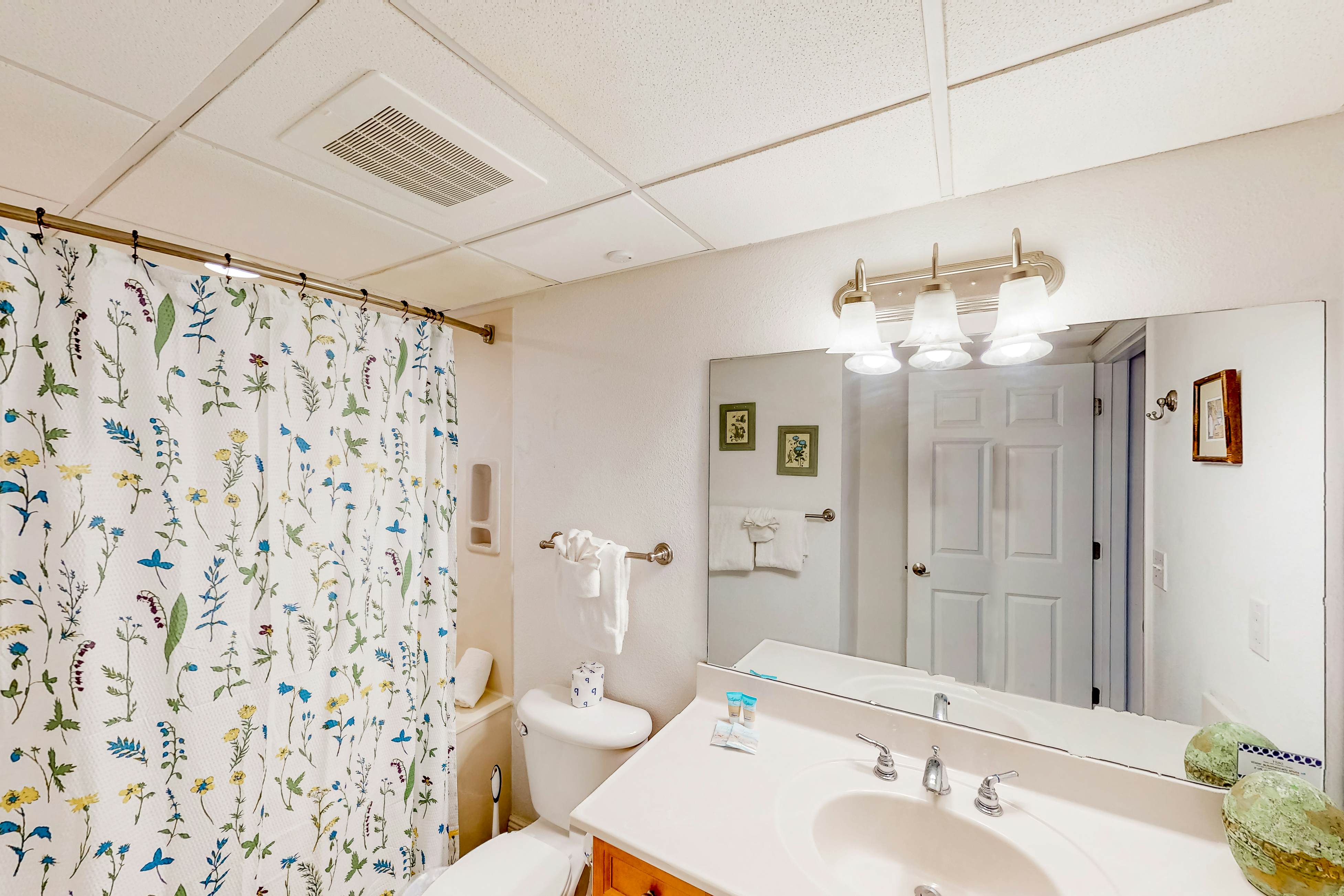 Beachfront condo with Gulf views, private balcony, pools, hot tub & beach access