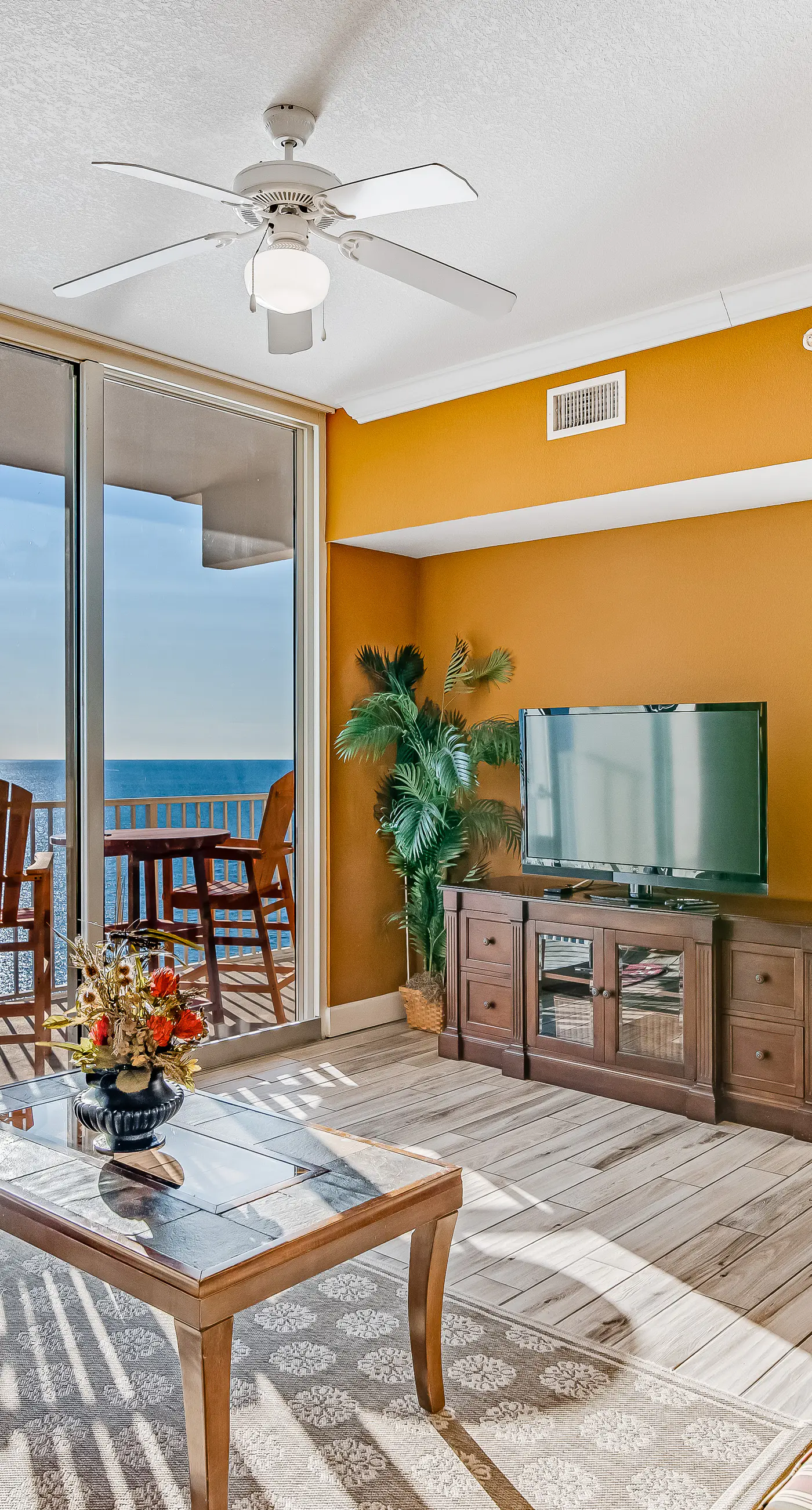 Gulf front Condo w/Views, Shared In/Outdoor Pools, Hot Tub, Gym, High-Speed WiFi