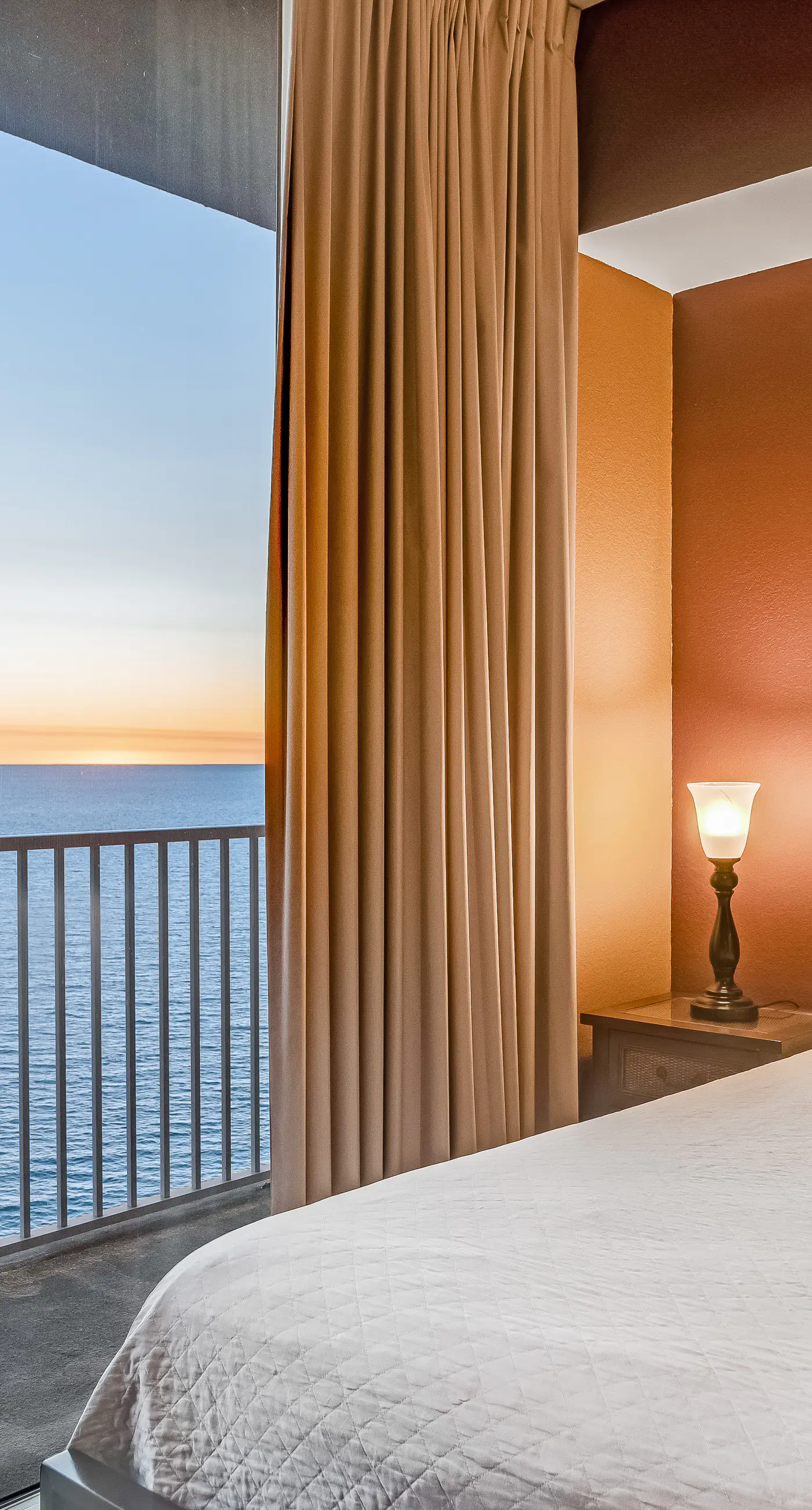 Gulf front Condo w/Views, Shared In/Outdoor Pools, Hot Tub, Gym, High-Speed WiFi