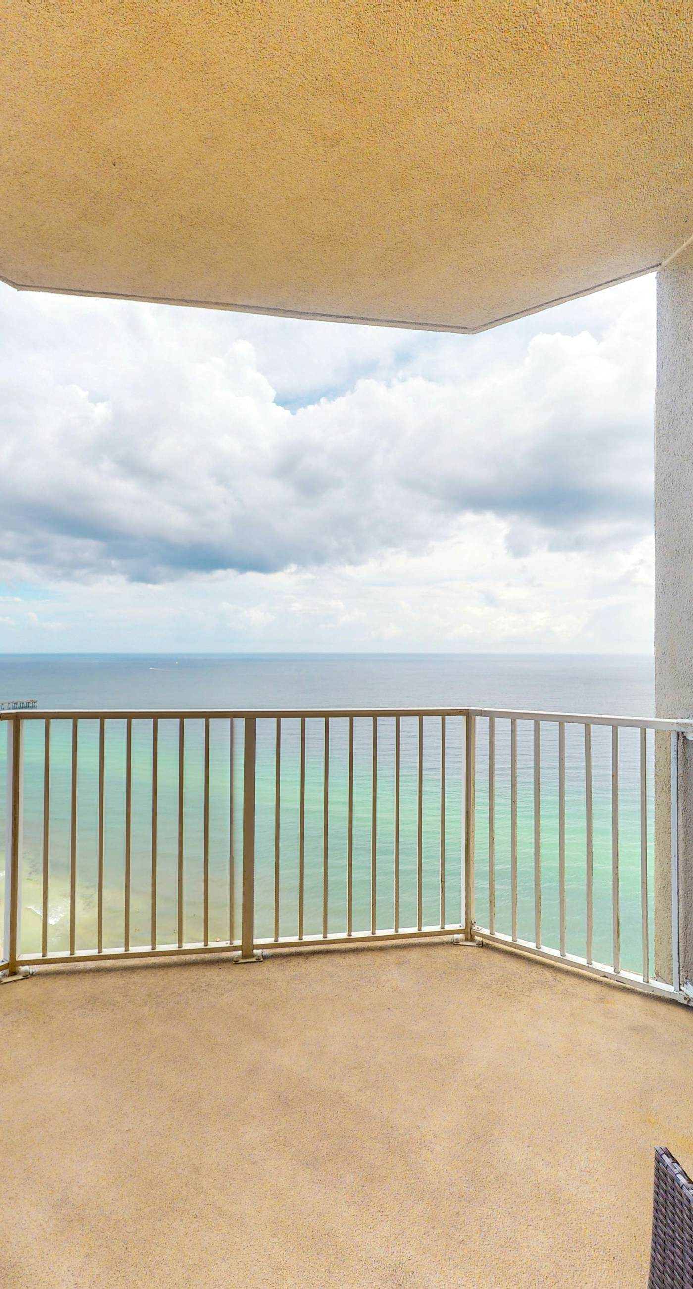 Beautiful 28th-floor condo w/shared gym/Roman spa, hot tub, two shared pools