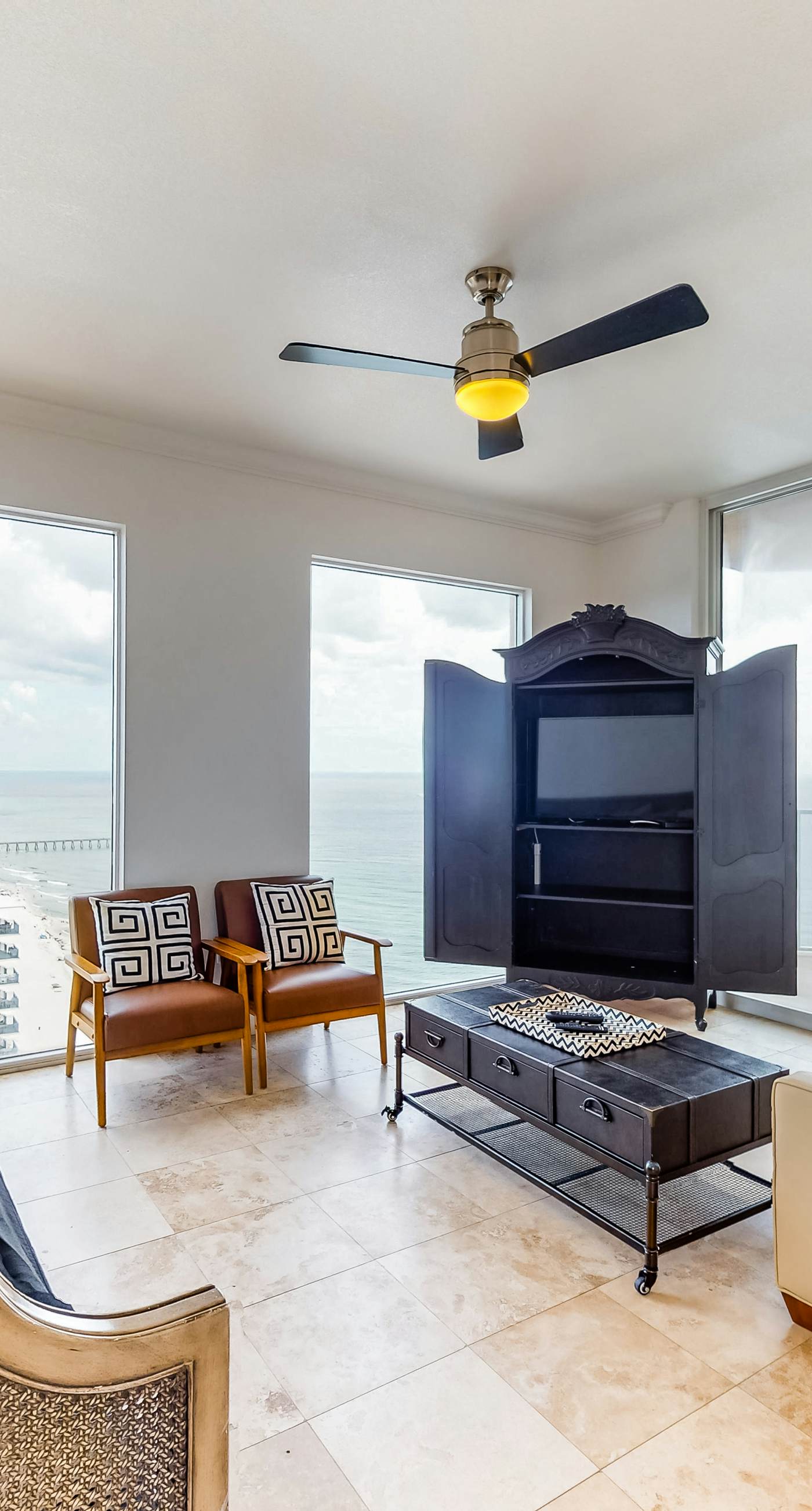 Beautiful 28th-floor condo w/shared gym/Roman spa, hot tub, two shared pools