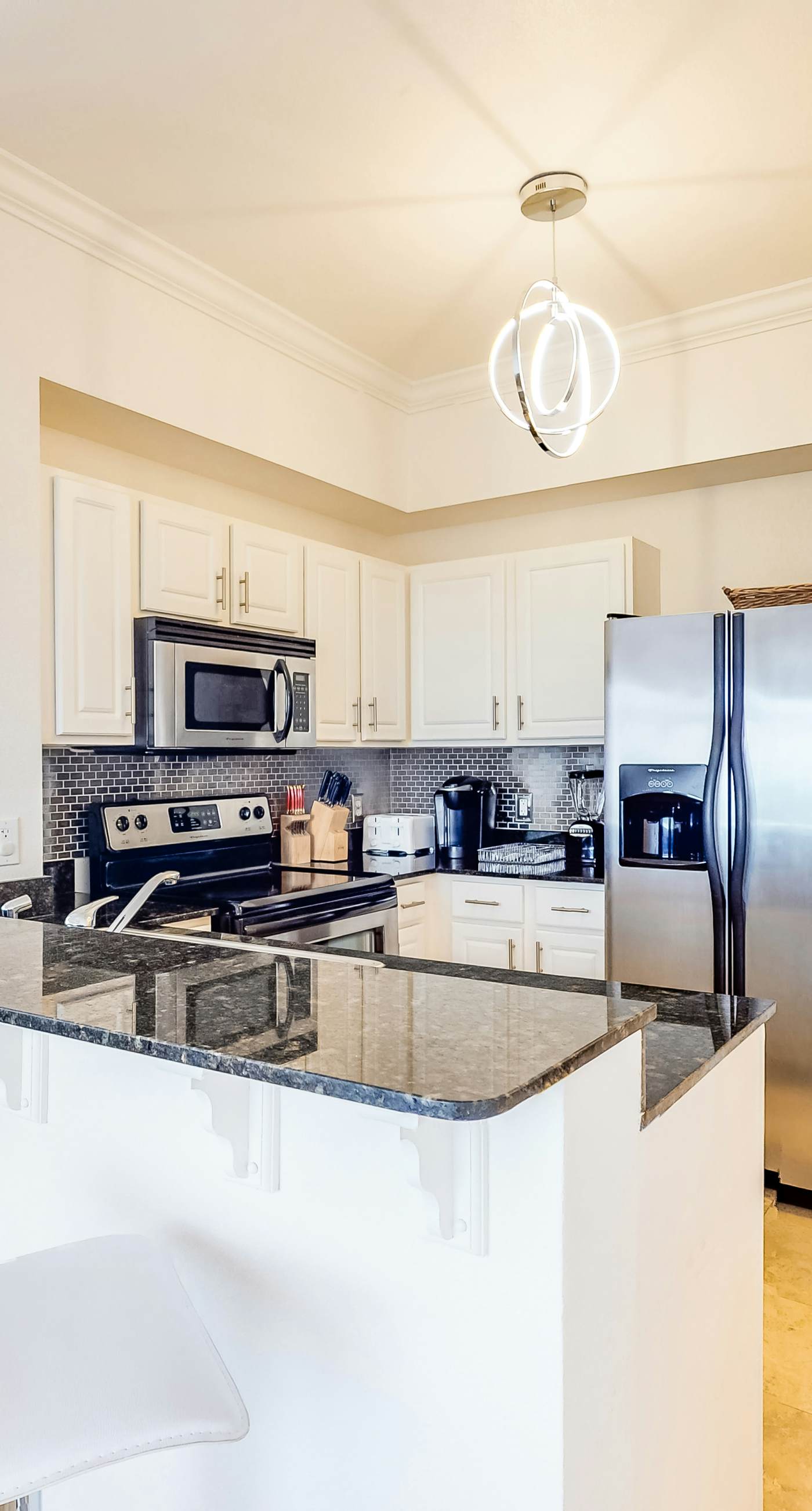 Beautiful 28th-floor condo w/shared gym/Roman spa, hot tub, two shared pools