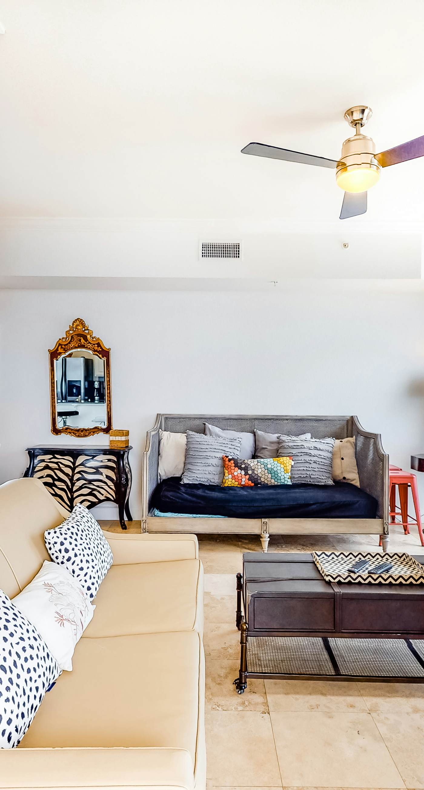 Beautiful 28th-floor condo w/shared gym/Roman spa, hot tub, two shared pools