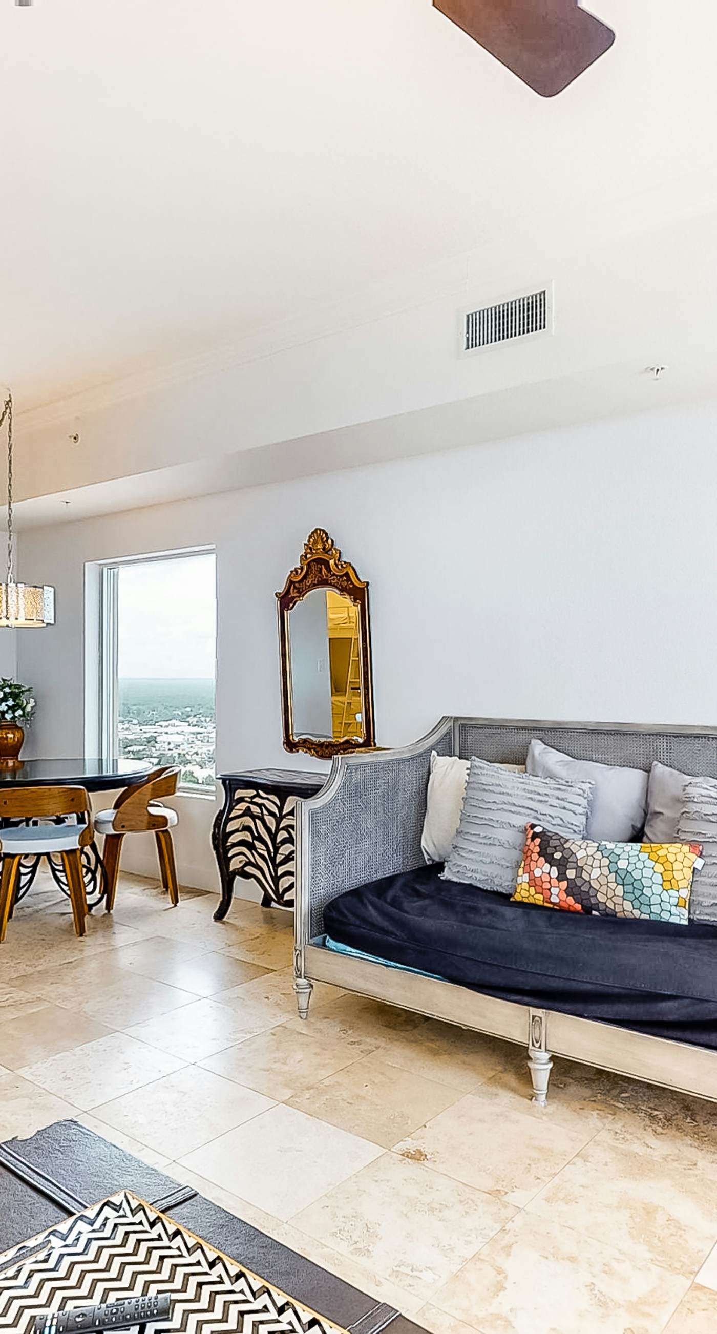 Beautiful 28th-floor condo w/shared gym/Roman spa, hot tub, two shared pools