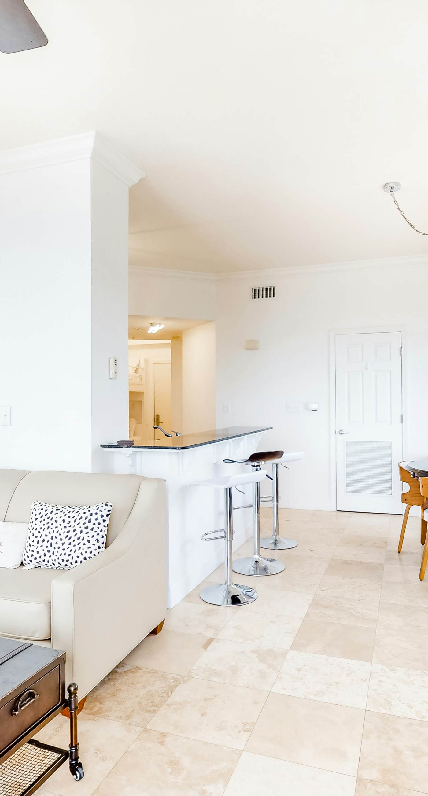 Beautiful 28th-floor condo w/shared gym/Roman spa, hot tub, two shared pools