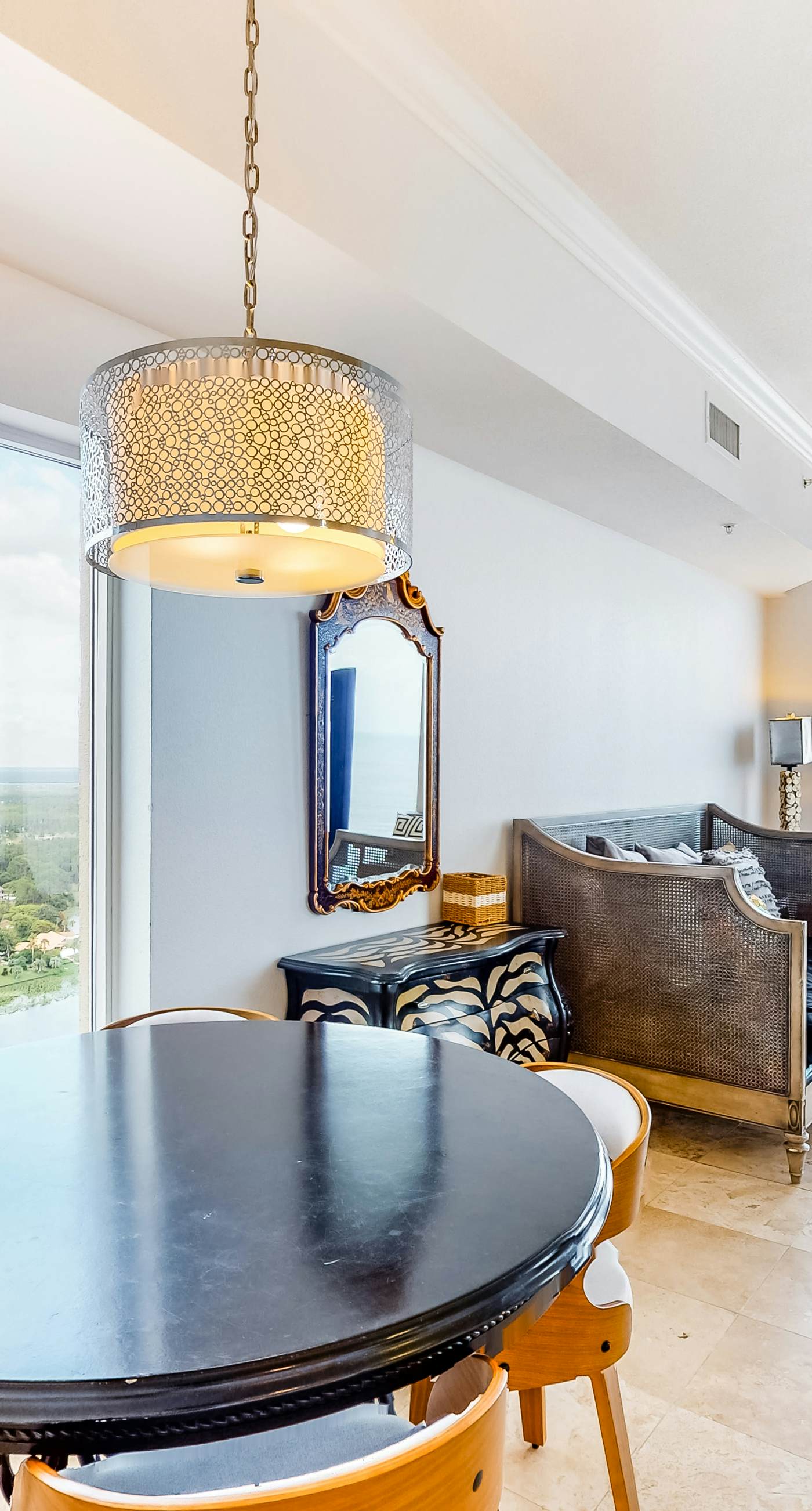 Beautiful 28th-floor condo w/shared gym/Roman spa, hot tub, two shared pools