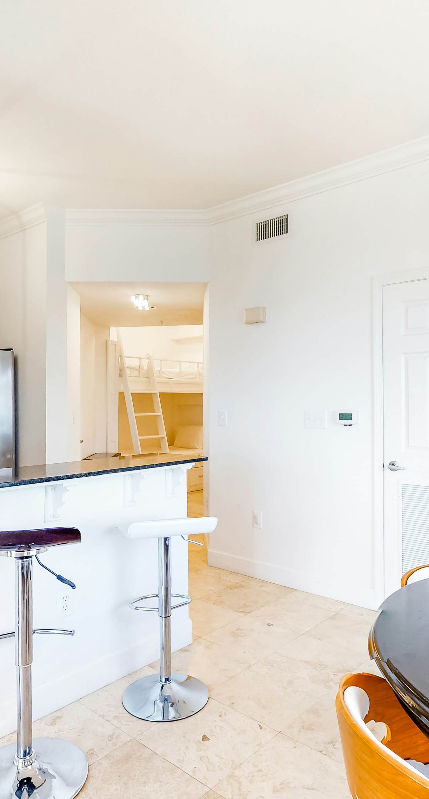 Beautiful 28th-floor condo w/shared gym/Roman spa, hot tub, two shared pools