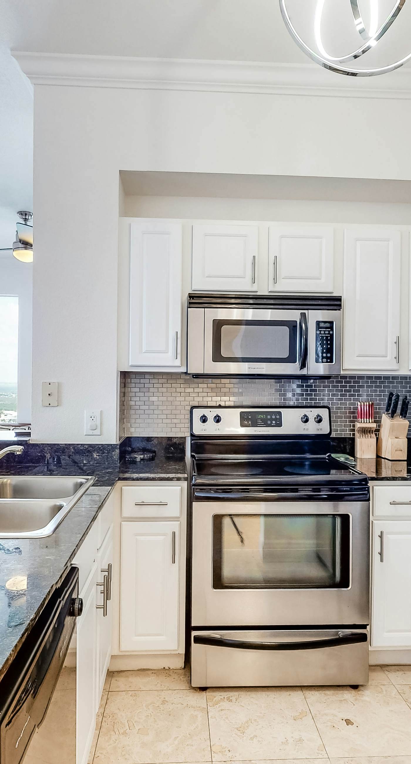 Beautiful 28th-floor condo w/shared gym/Roman spa, hot tub, two shared pools