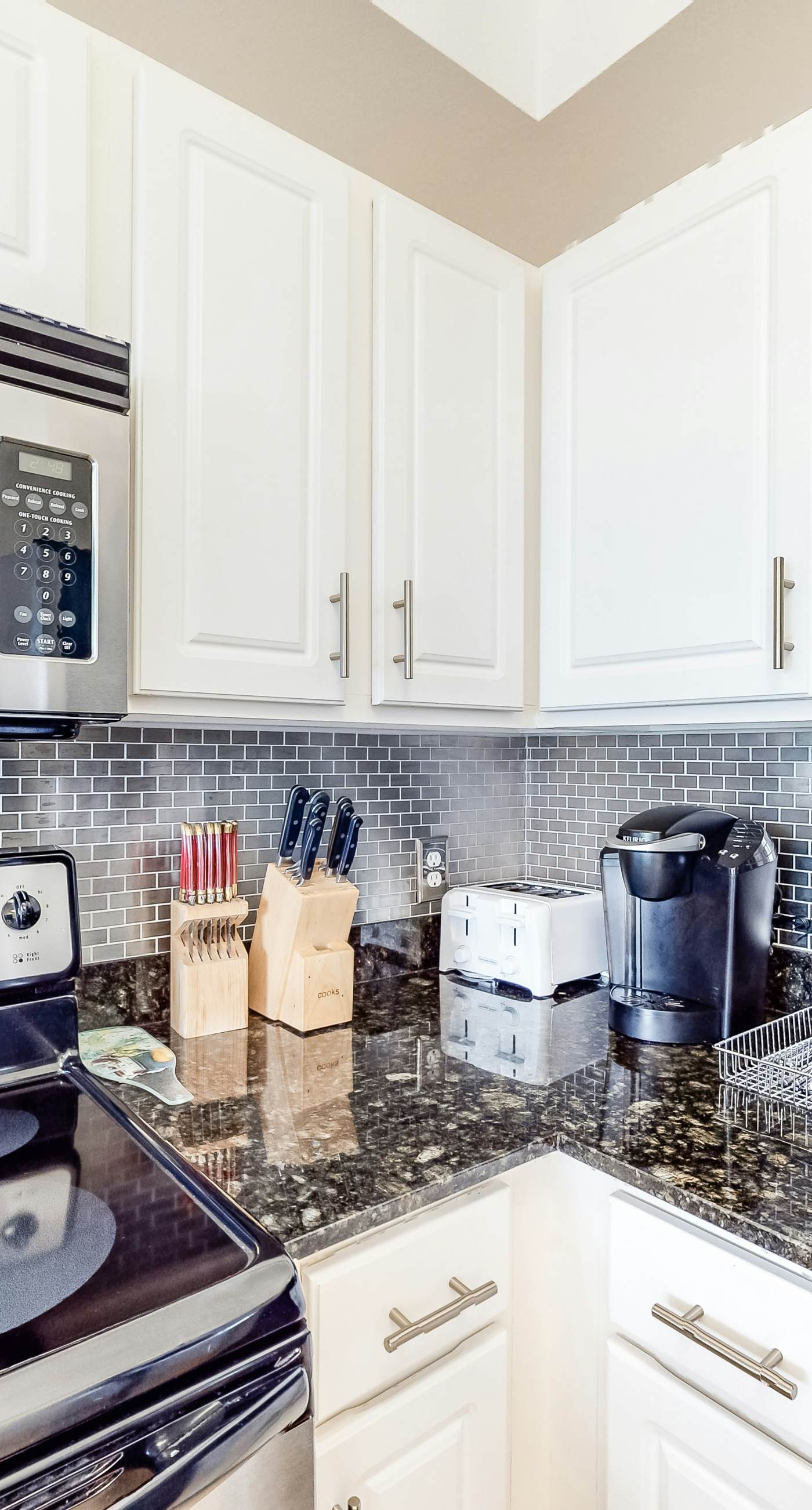 Beautiful 28th-floor condo w/shared gym/Roman spa, hot tub, two shared pools