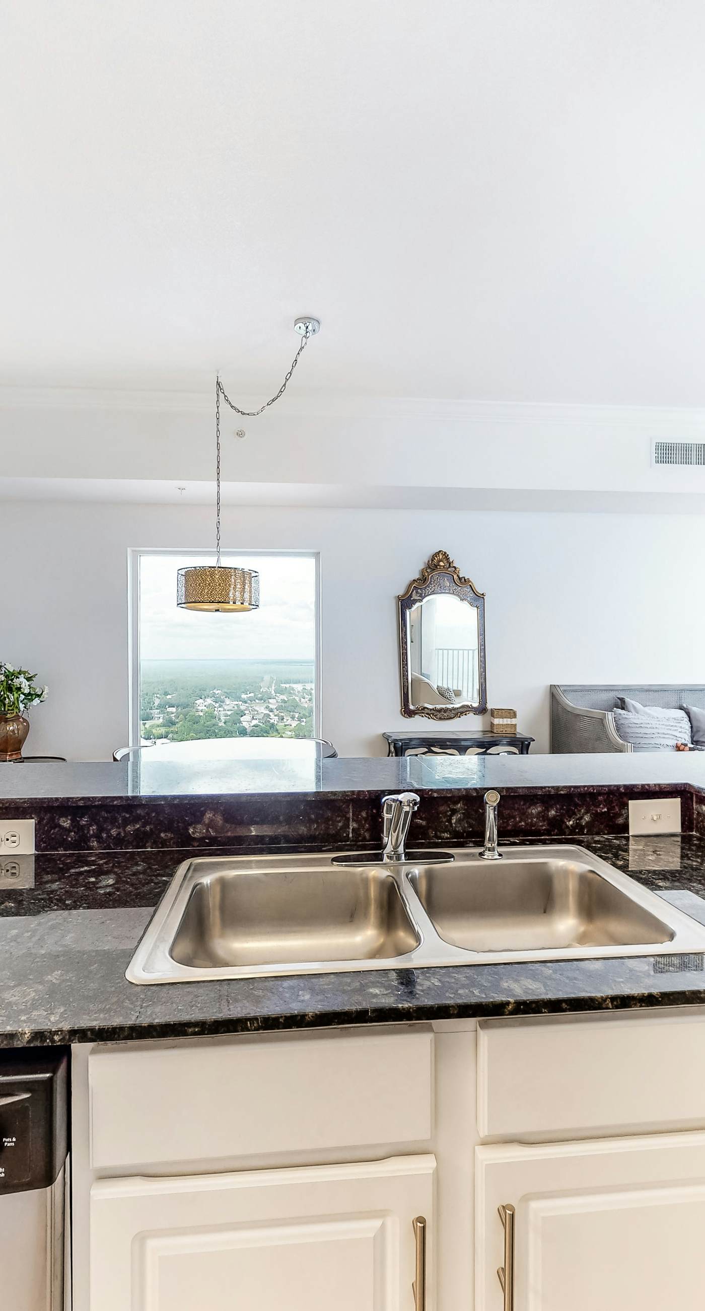 Beautiful 28th-floor condo w/shared gym/Roman spa, hot tub, two shared pools