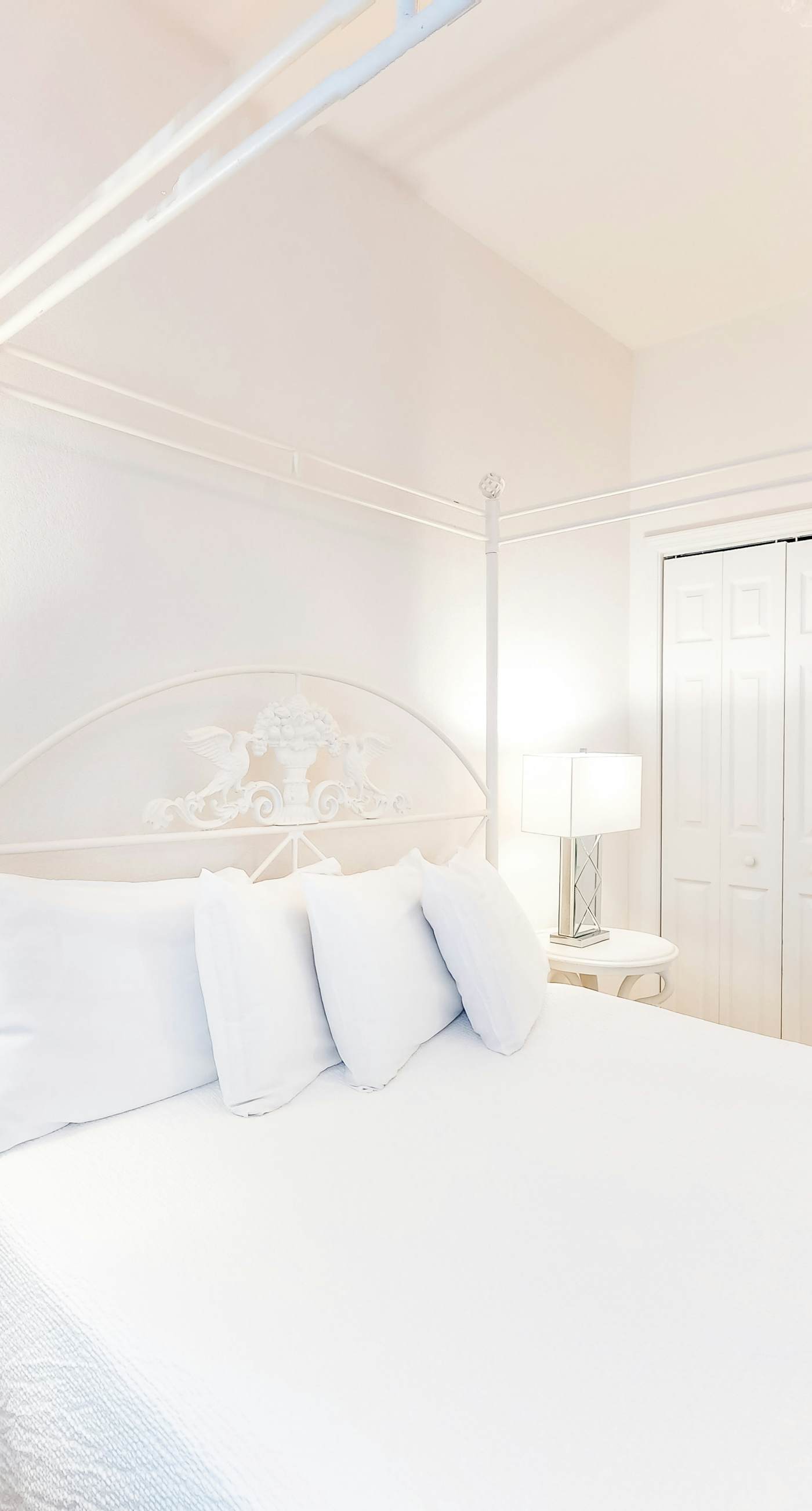 Beautiful 28th-floor condo w/shared gym/Roman spa, hot tub, two shared pools