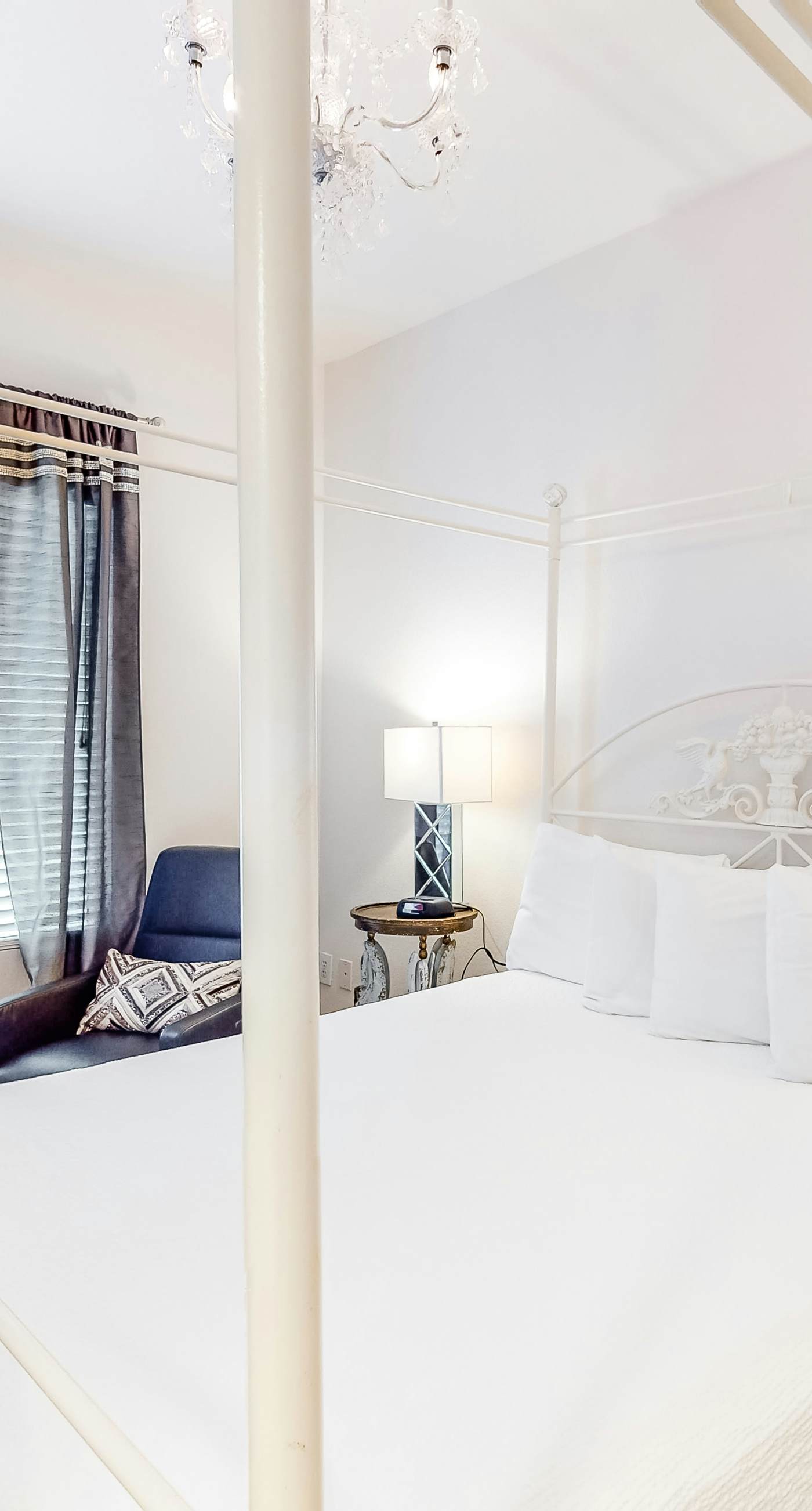 Beautiful 28th-floor condo w/shared gym/Roman spa, hot tub, two shared pools