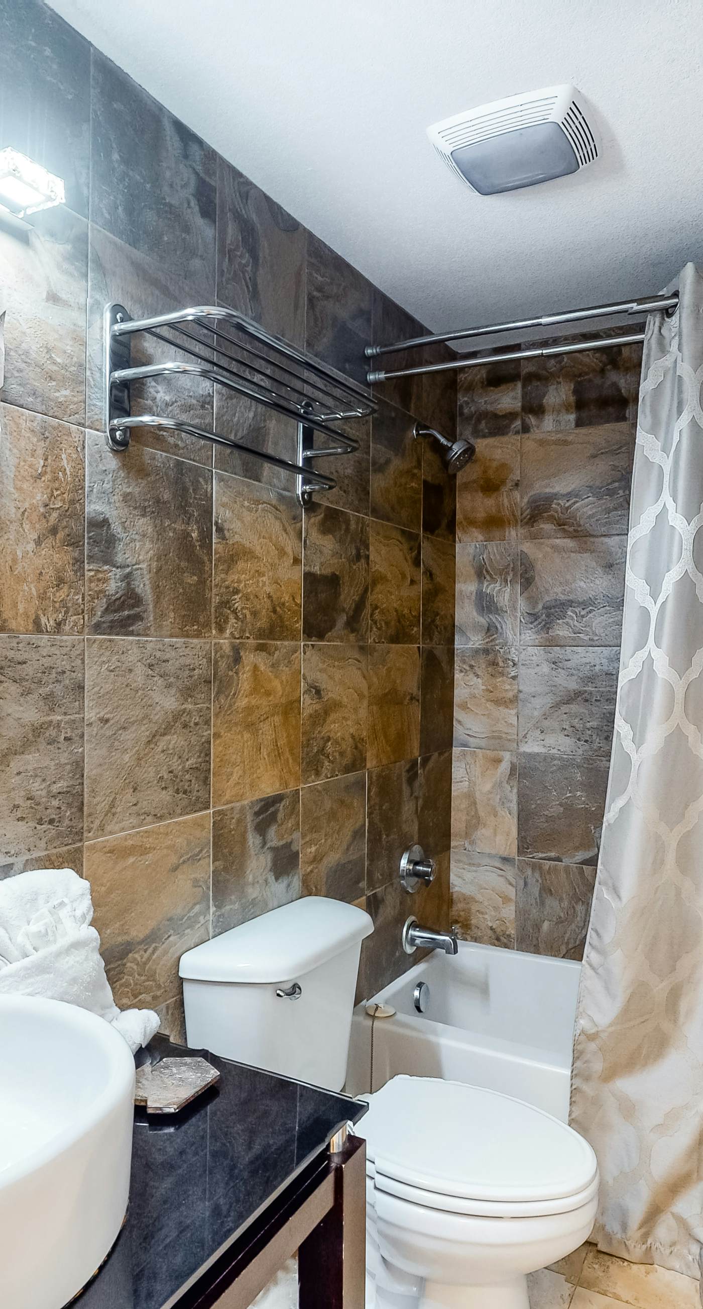 Beautiful 28th-floor condo w/shared gym/Roman spa, hot tub, two shared pools