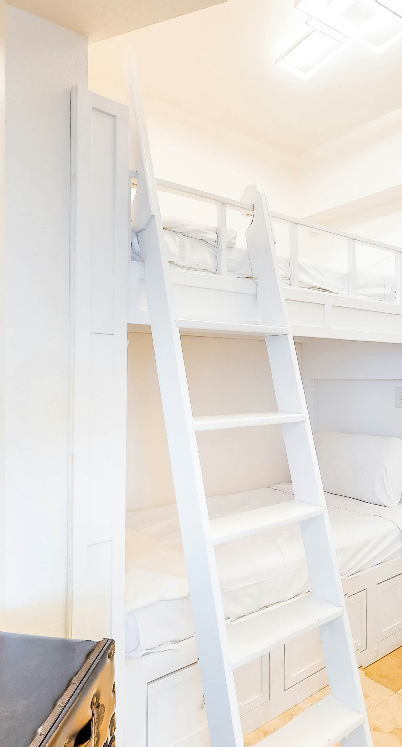 Beautiful 28th-floor condo w/shared gym/Roman spa, hot tub, two shared pools